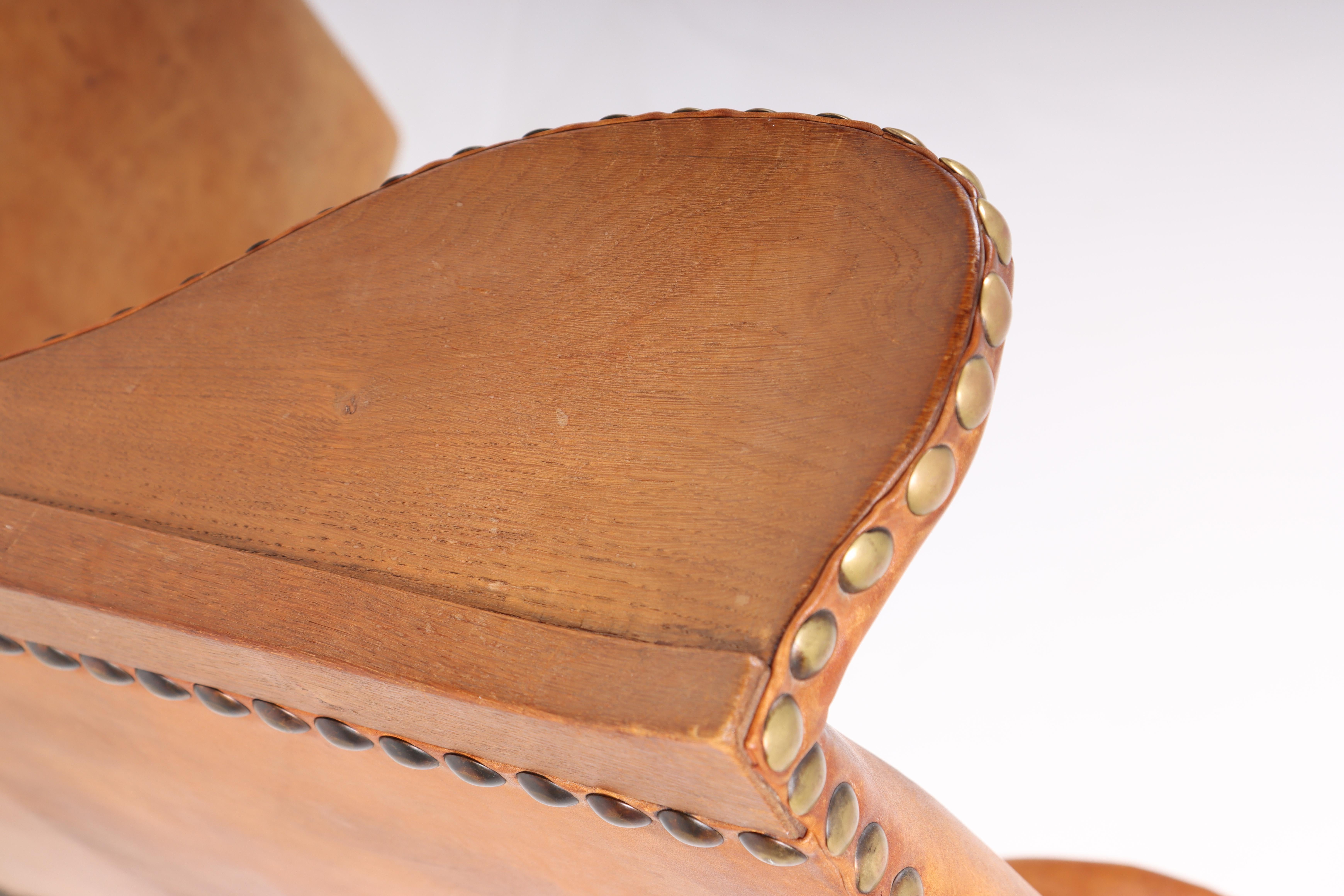 Silla Wingback de roble macizo y cuero patinado, ebanista danés, años 40 1