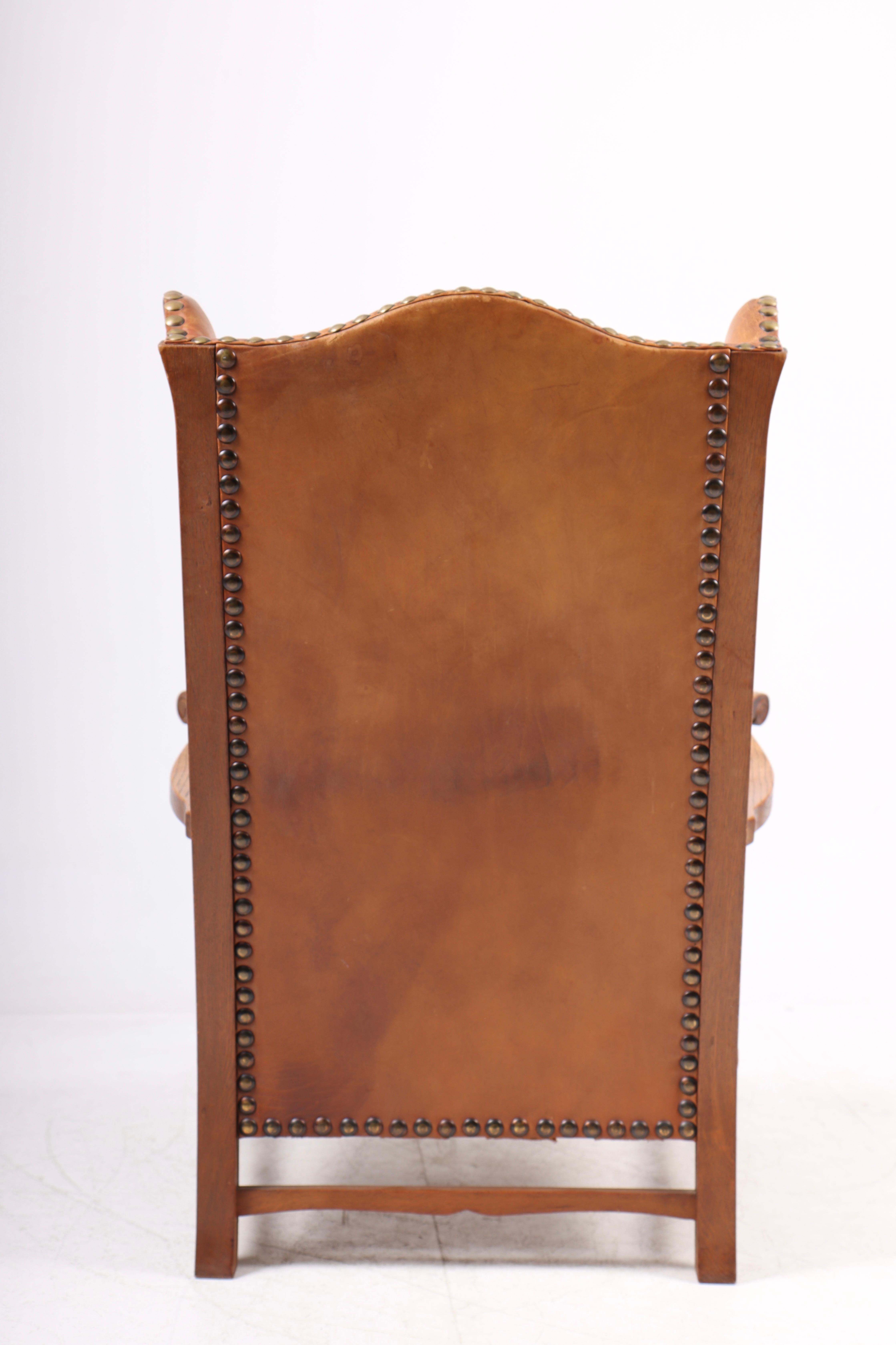 Silla Wingback de roble macizo y cuero patinado, ebanista danés, años 40 2