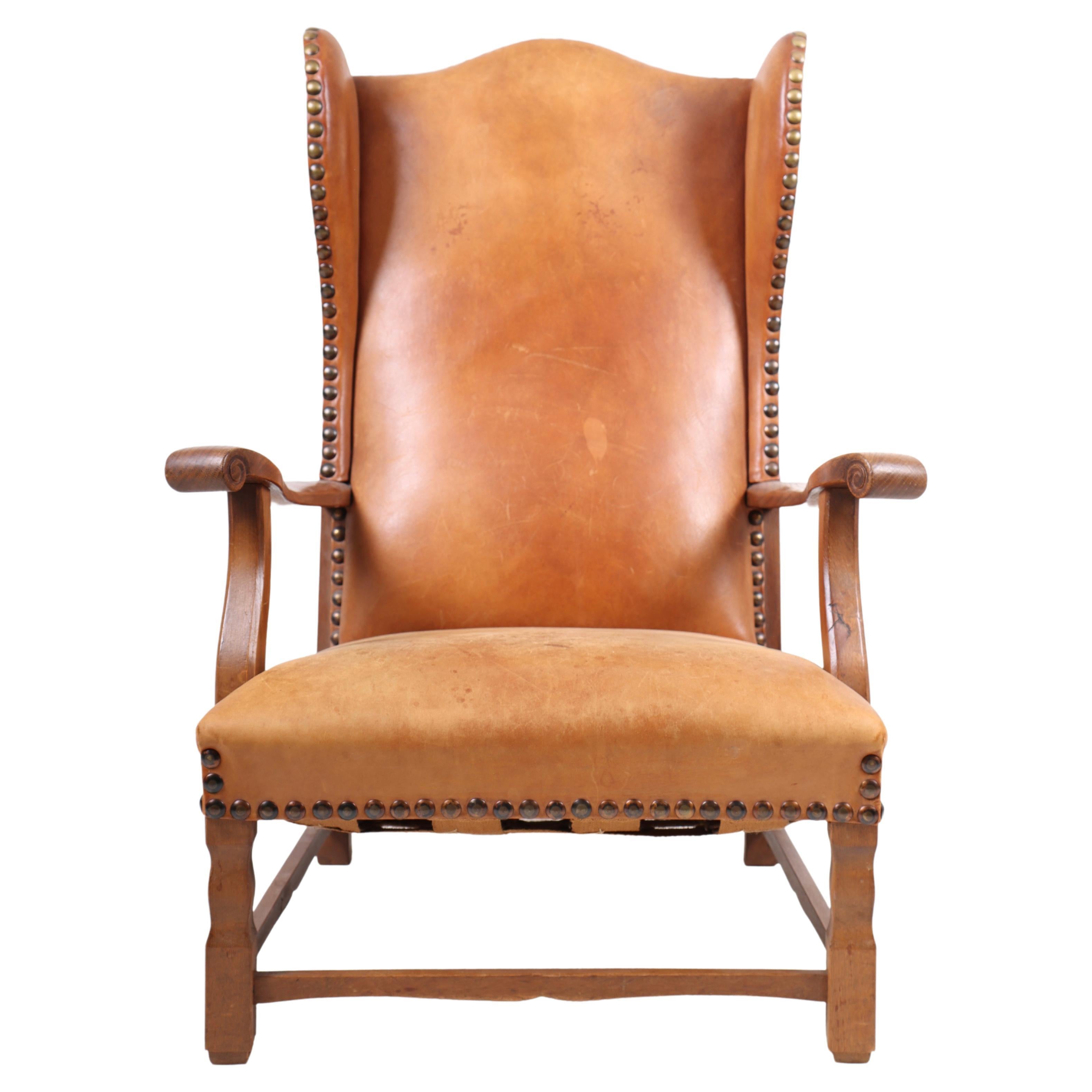 Silla Wingback de roble macizo y cuero patinado, ebanista danés, años 40