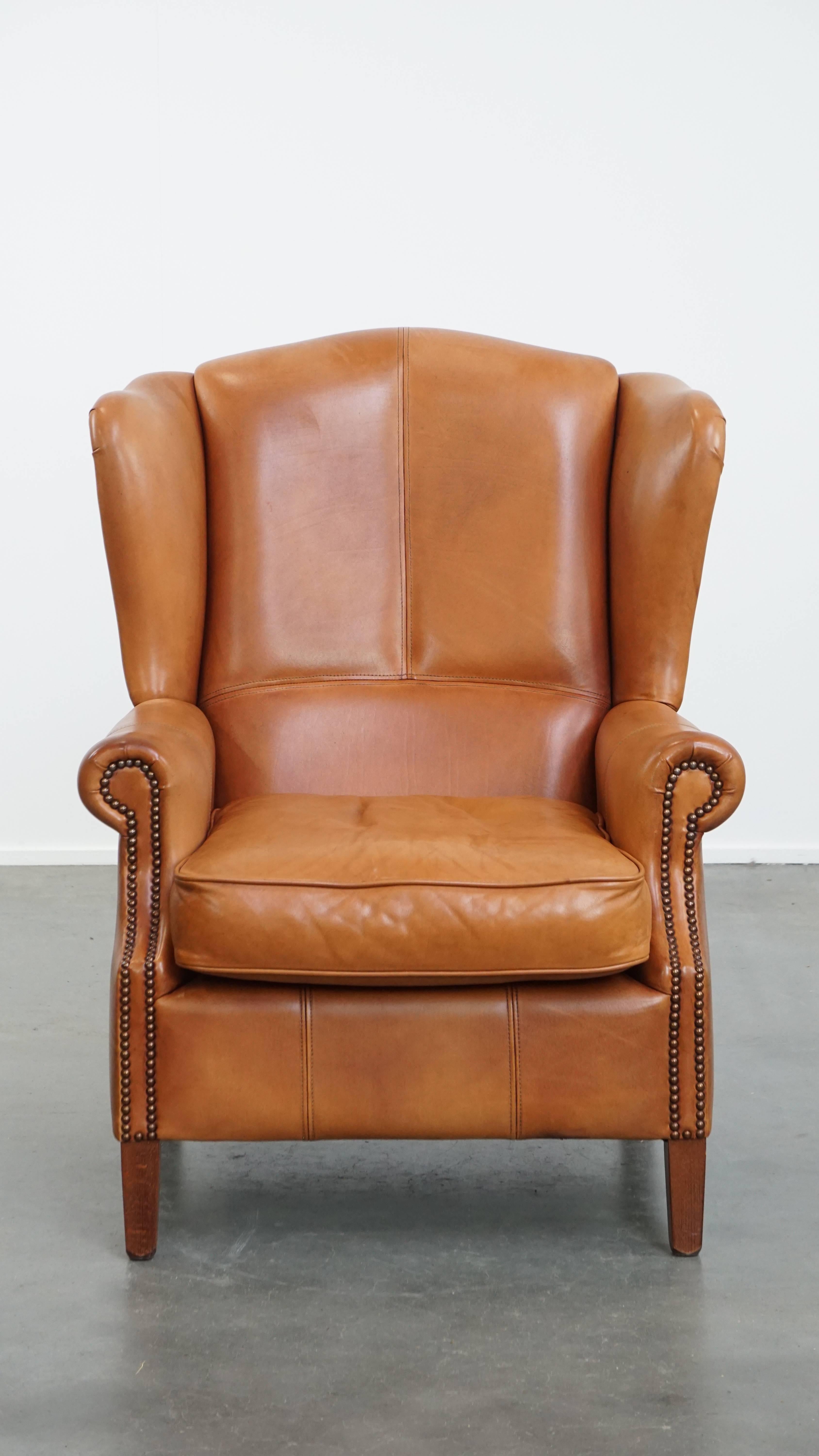 Ce fauteuil à oreilles unique et confortable est fabriqué en cuir de vachette et fini avec des clous décoratifs et de beaux détails.
Grâce à son design intemporel mais élégant, ce fantastique fauteuil à oreilles en cuir peut être placé sans effort