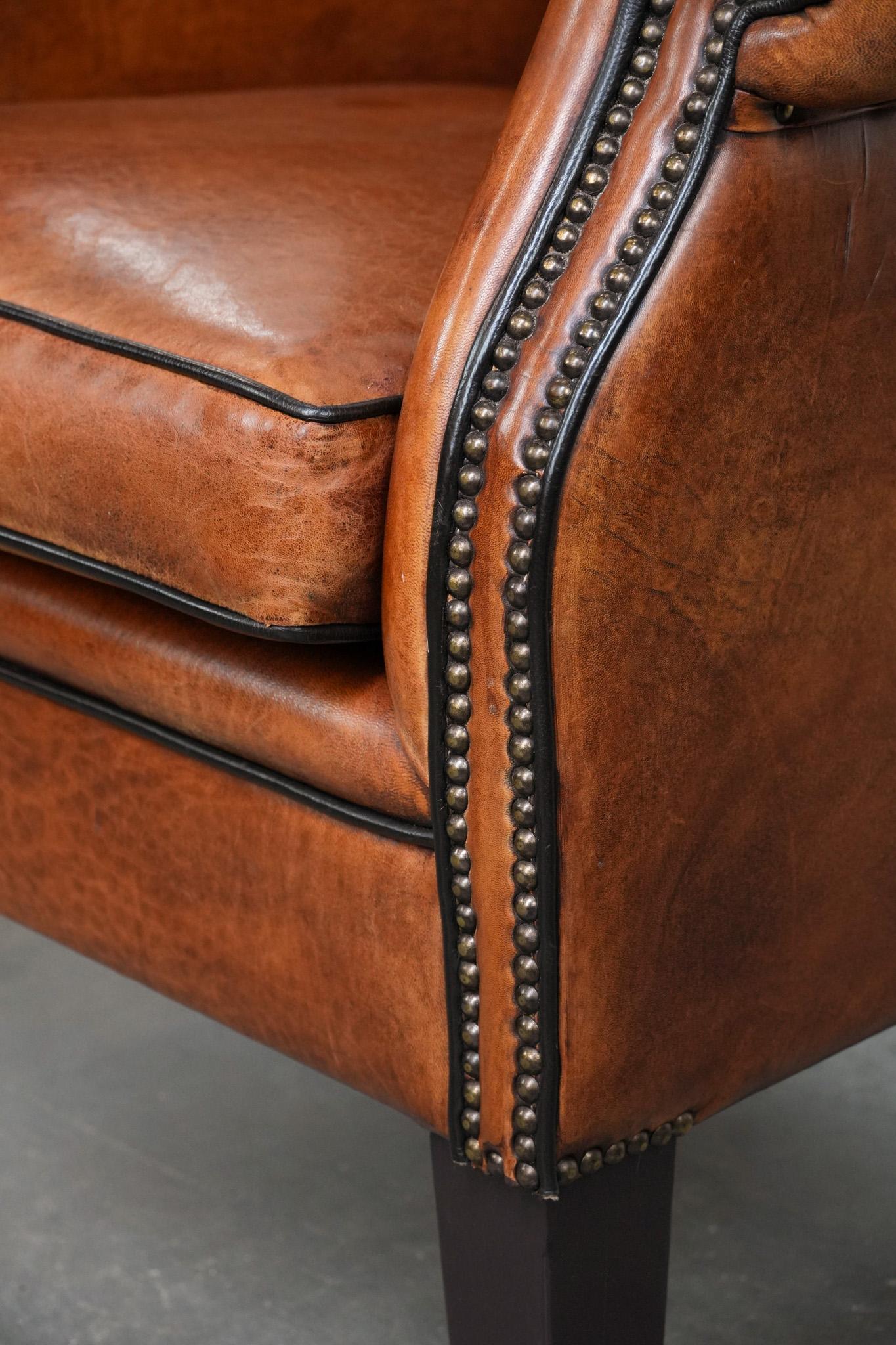 Chaise à dossier en cuir de mouton avec passepoil noir en bon état en vente 4