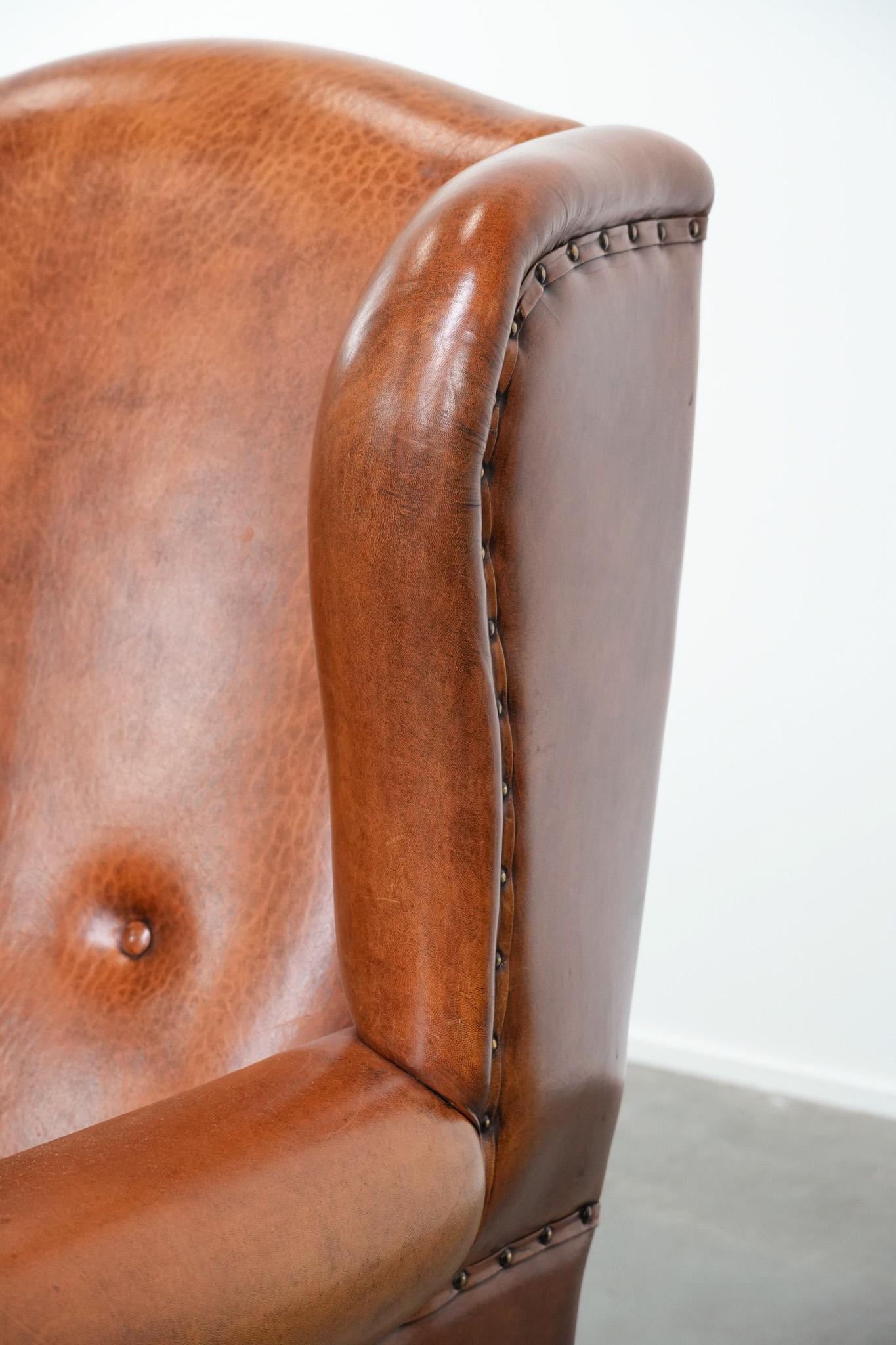 Chaise à dossier en cuir de mouton avec passepoil noir en bon état en vente 5