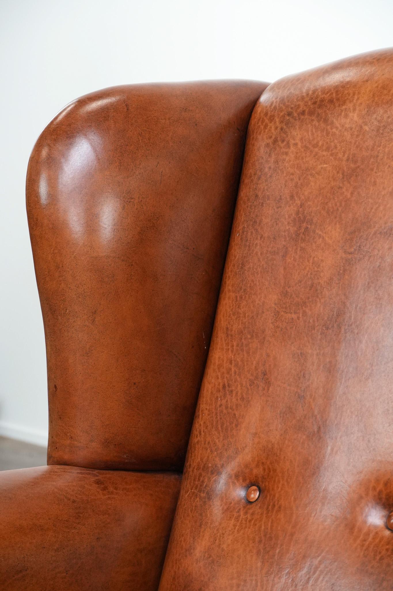 Chaise à dossier en cuir de mouton avec passepoil noir en bon état en vente 6