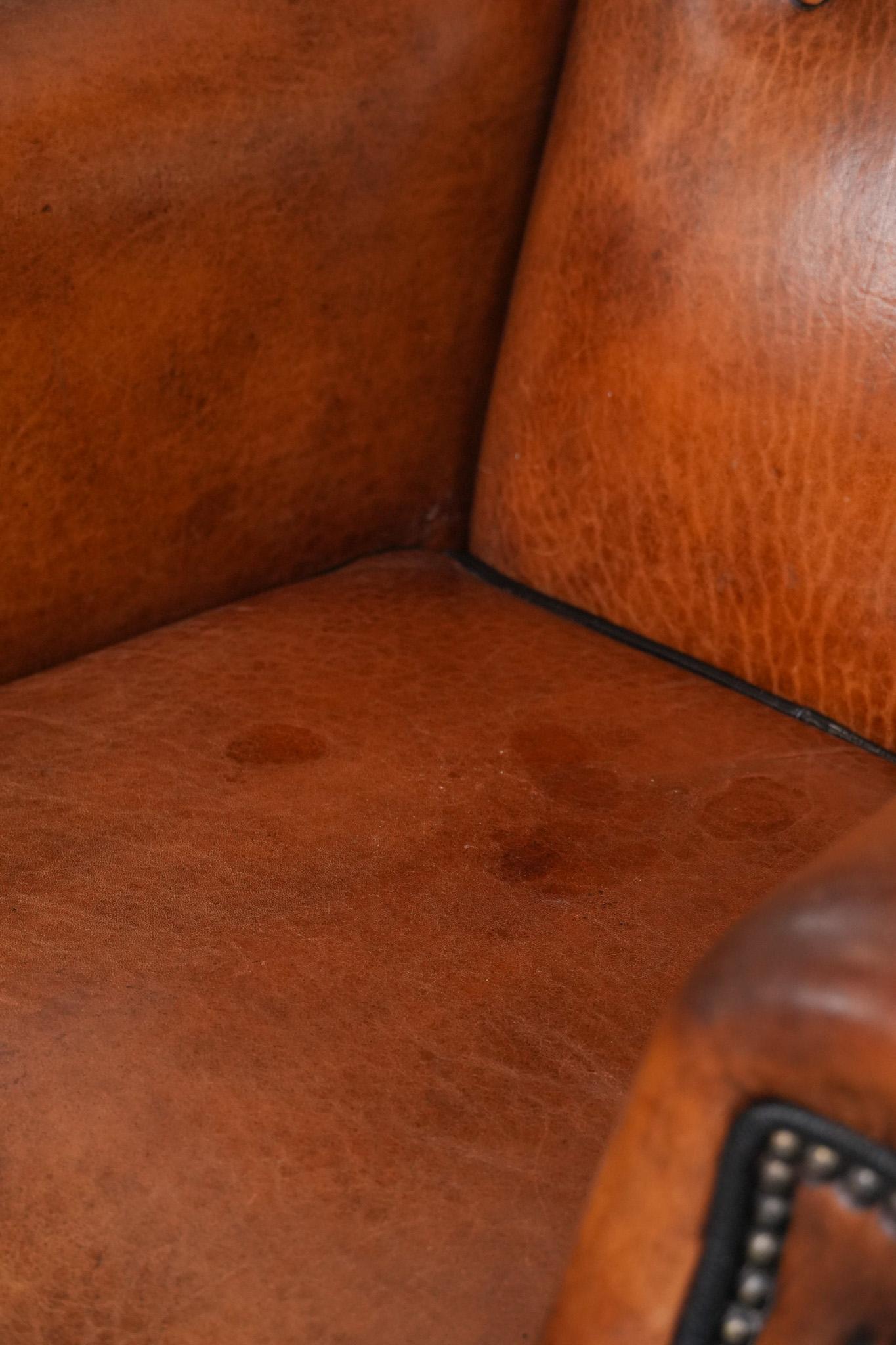 Chaise à dossier en cuir de mouton avec passepoil noir en bon état en vente 7