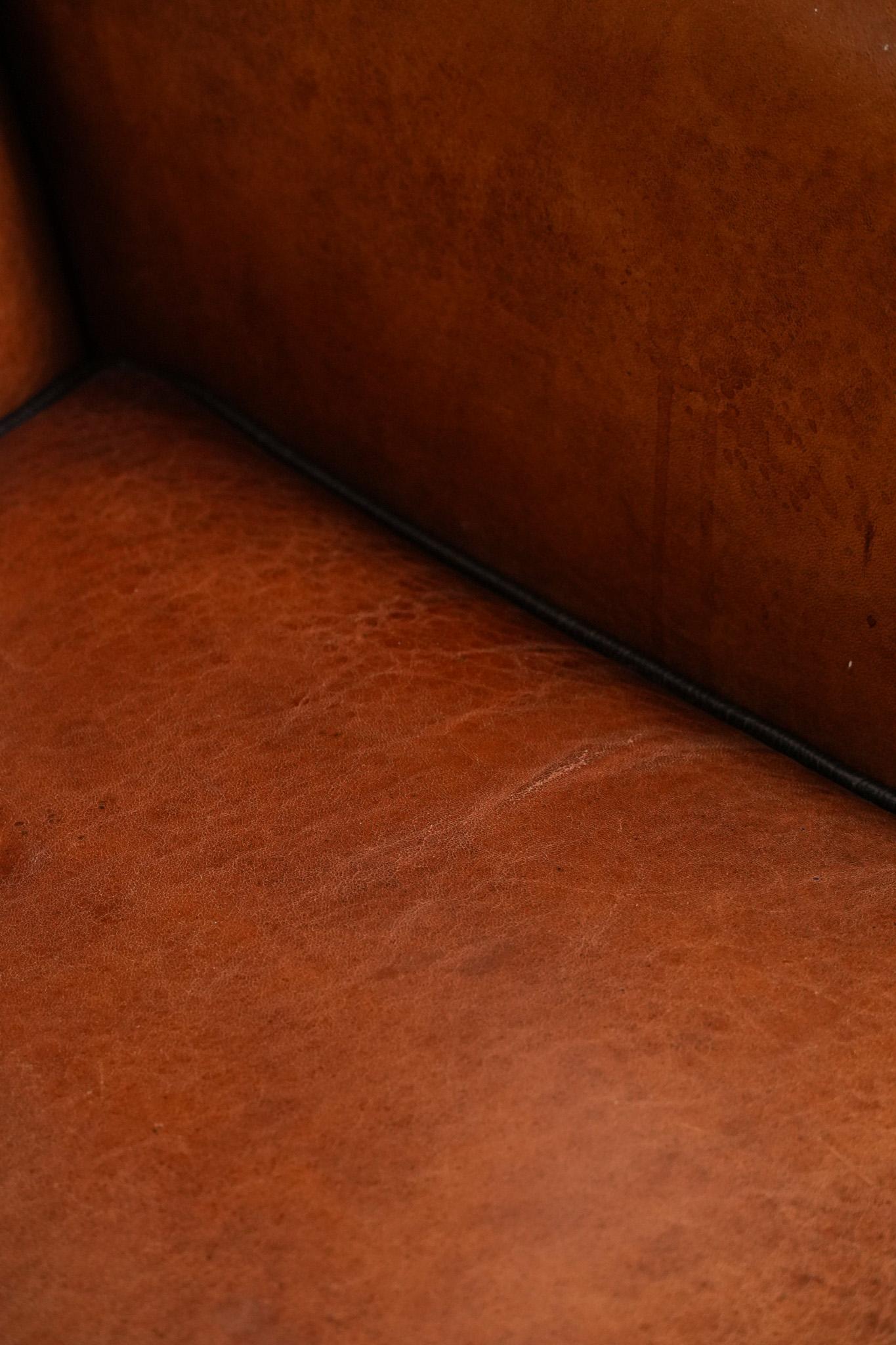 Chaise à dossier en cuir de mouton avec passepoil noir en bon état en vente 8