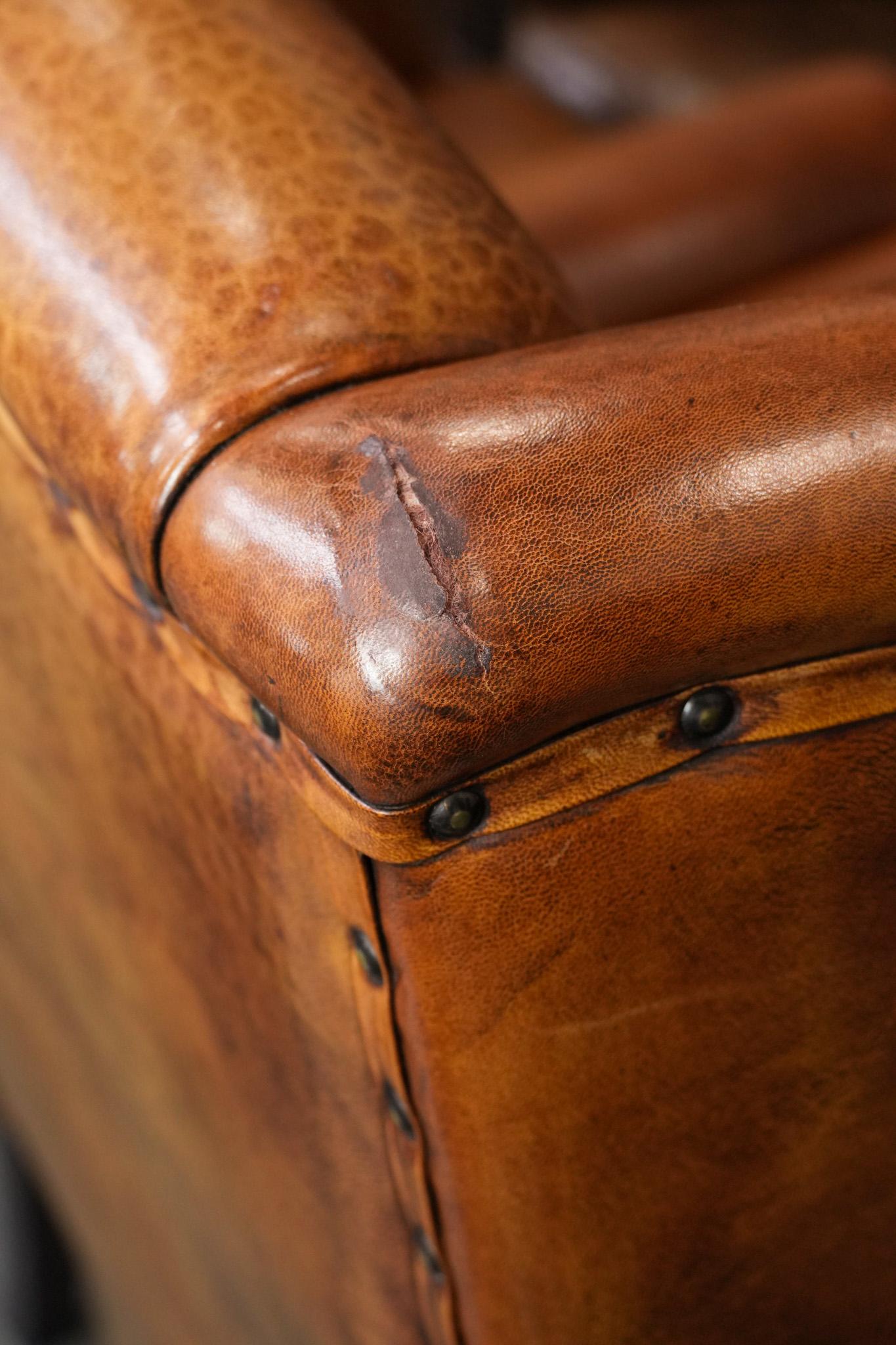 Chaise à dossier en cuir de mouton avec passepoil noir en bon état en vente 10