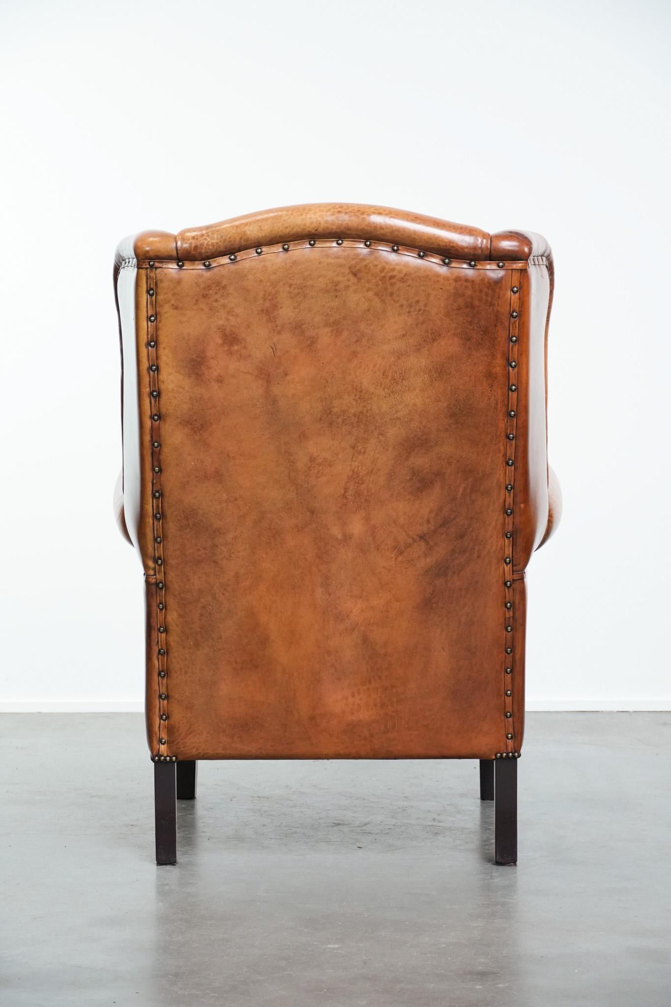 Fait main Chaise à dossier en cuir de mouton avec passepoil noir en bon état en vente