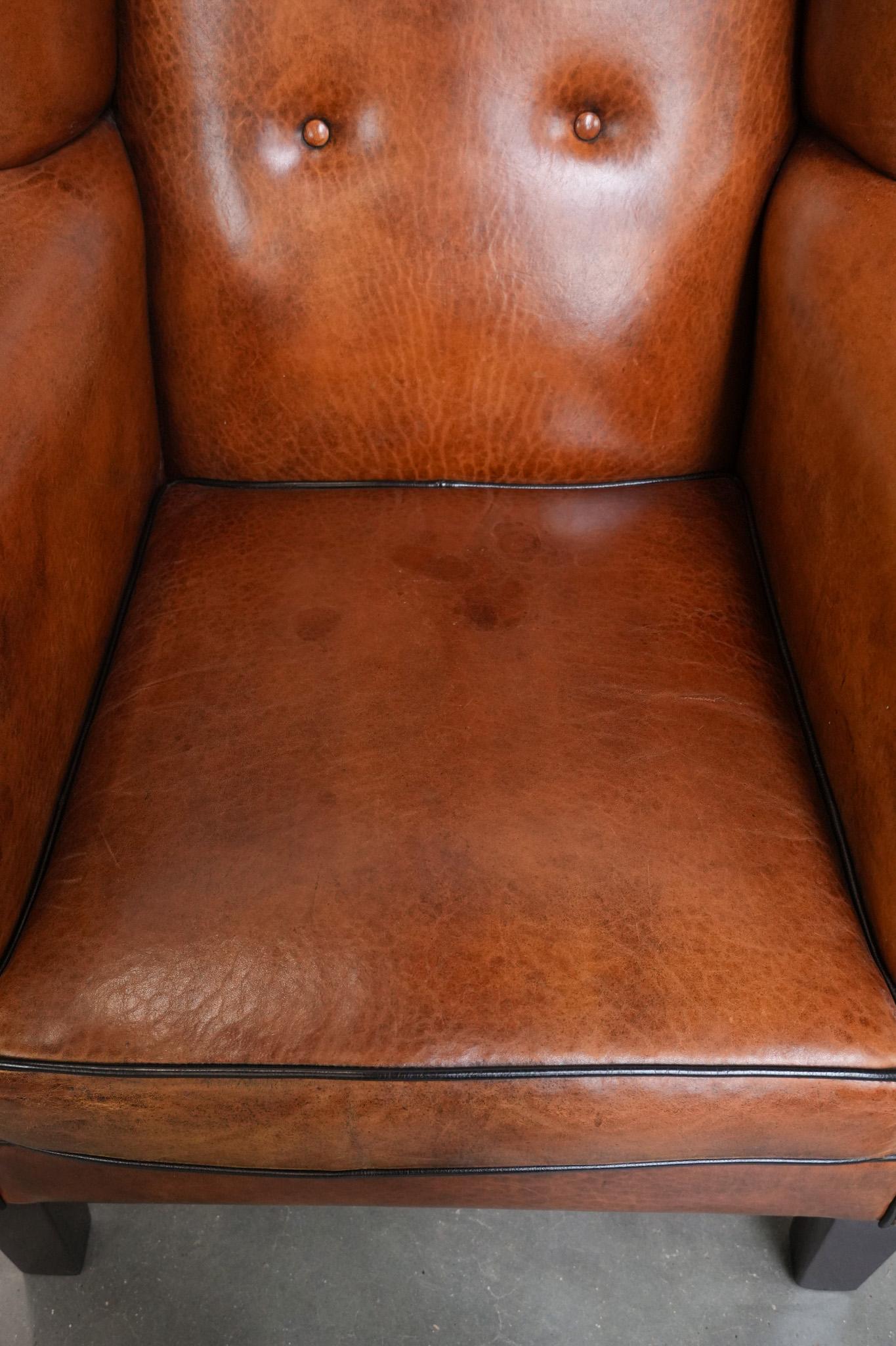 XXIe siècle et contemporain Chaise à dossier en cuir de mouton avec passepoil noir en bon état en vente