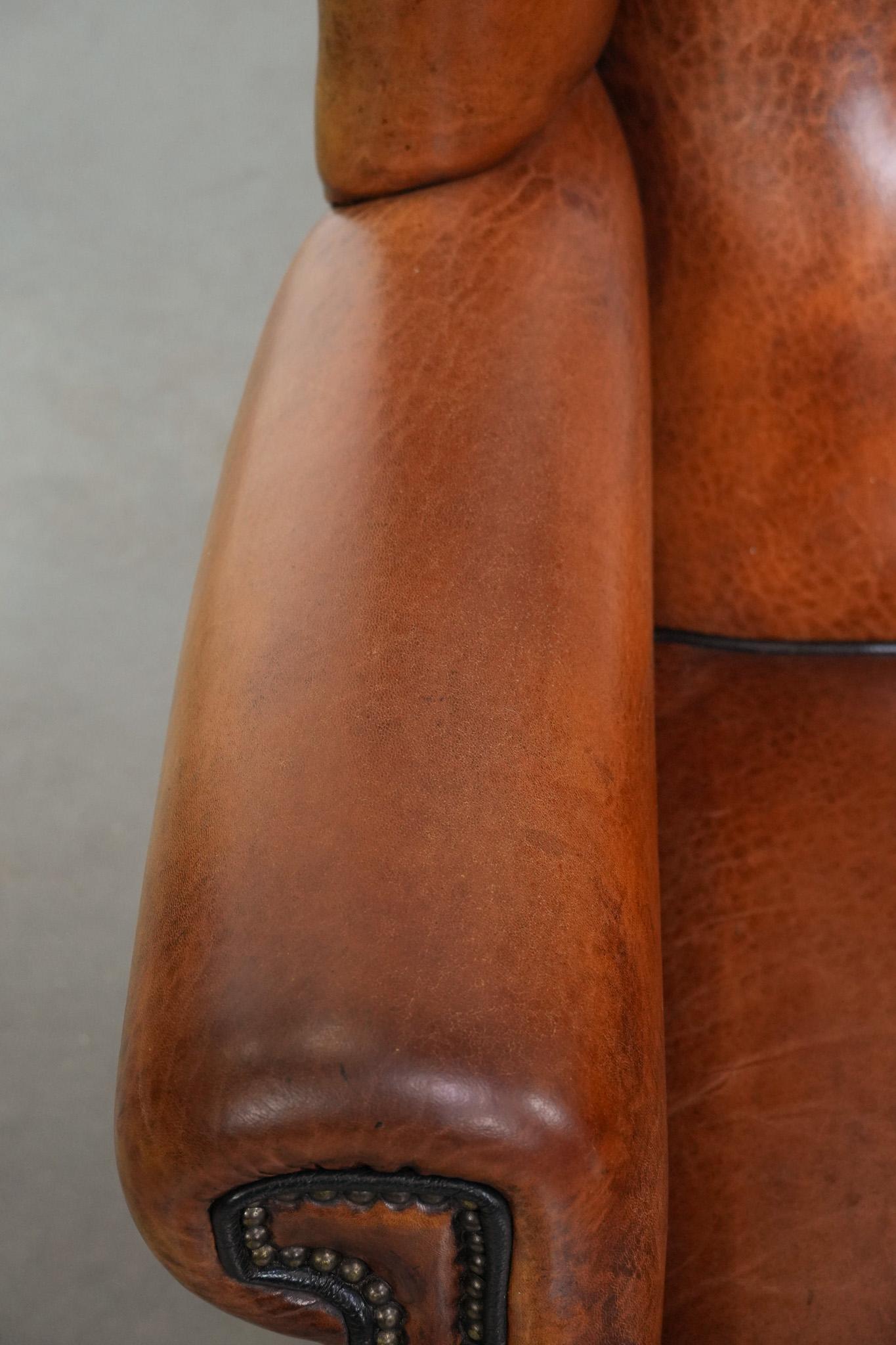 Cuir Chaise à dossier en cuir de mouton avec passepoil noir en bon état en vente