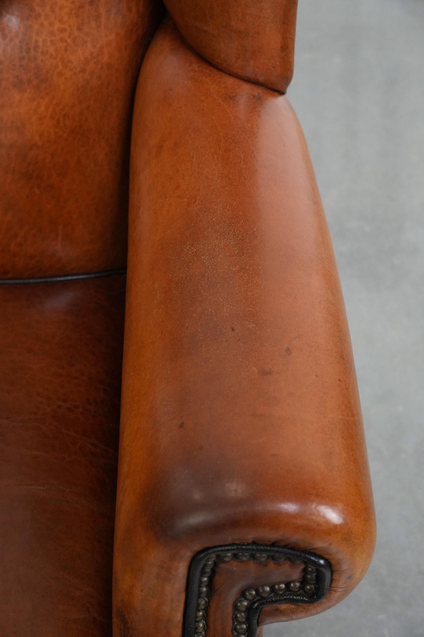 Chaise à dossier en cuir de mouton avec passepoil noir en bon état en vente 1