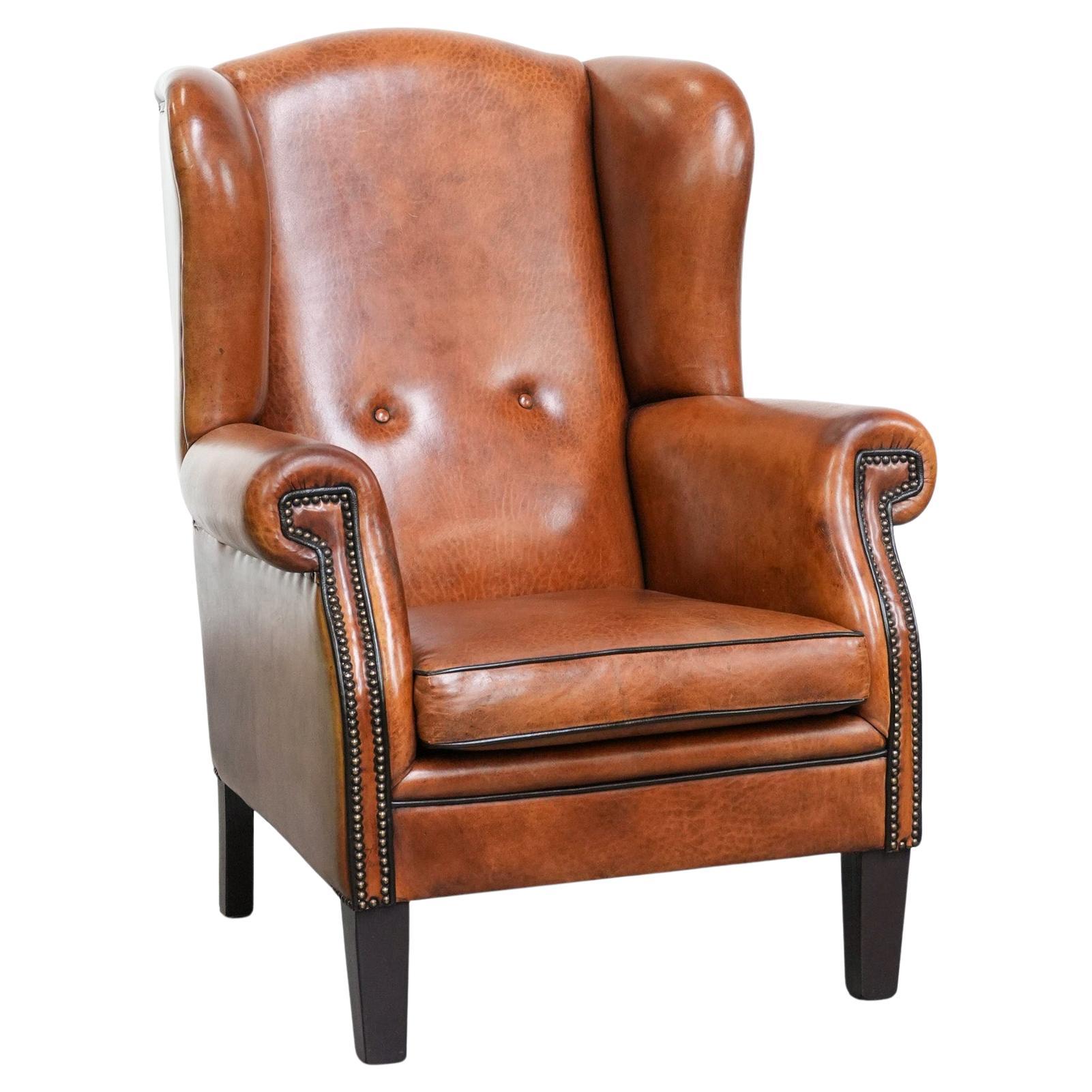 Chaise à dossier en cuir de mouton avec passepoil noir en bon état