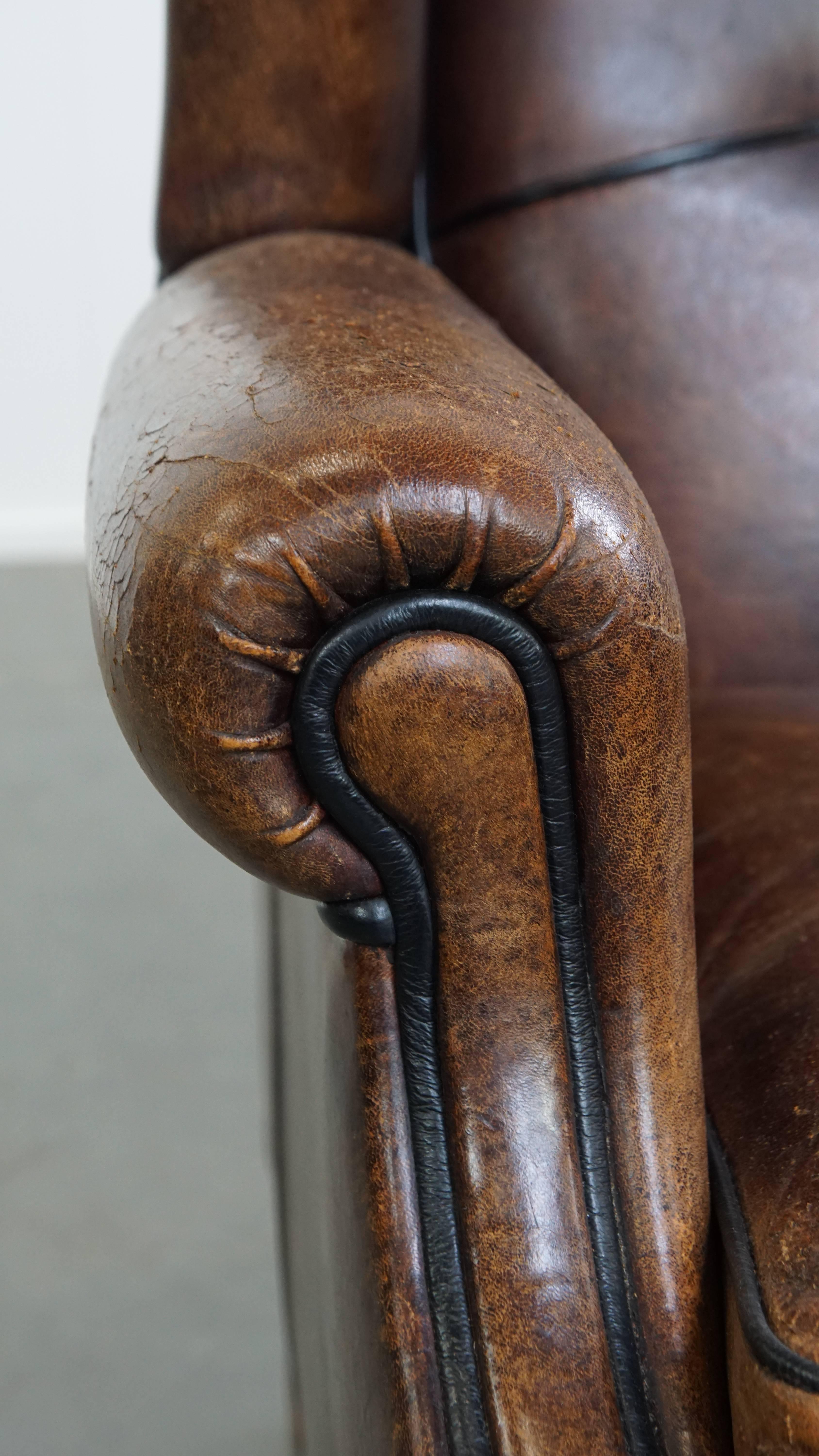 Fauteuil à dossier en cuir de mouton avec passepoil noir en vente 3