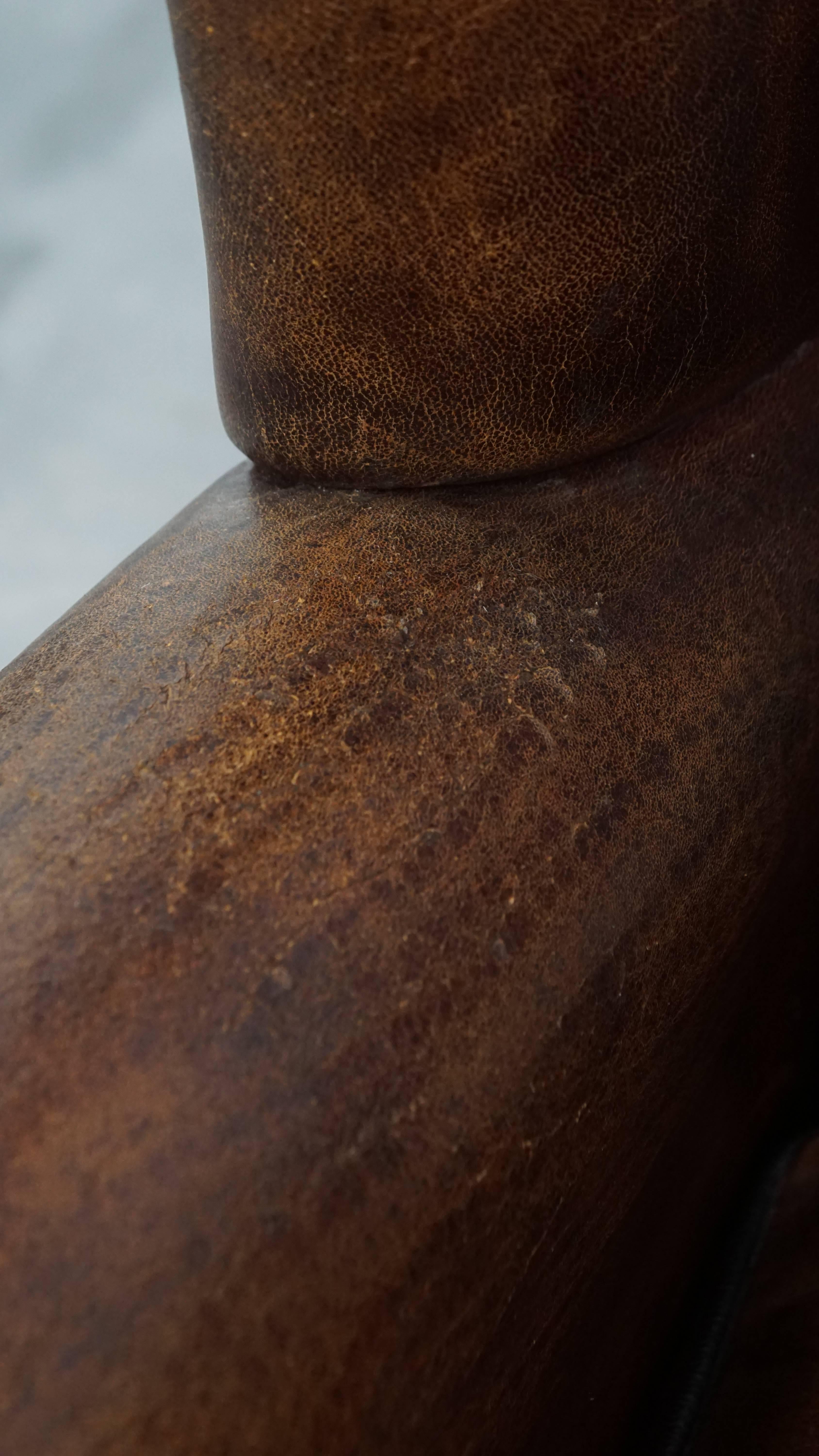 Fauteuil à dossier en cuir de mouton avec passepoil noir en vente 4