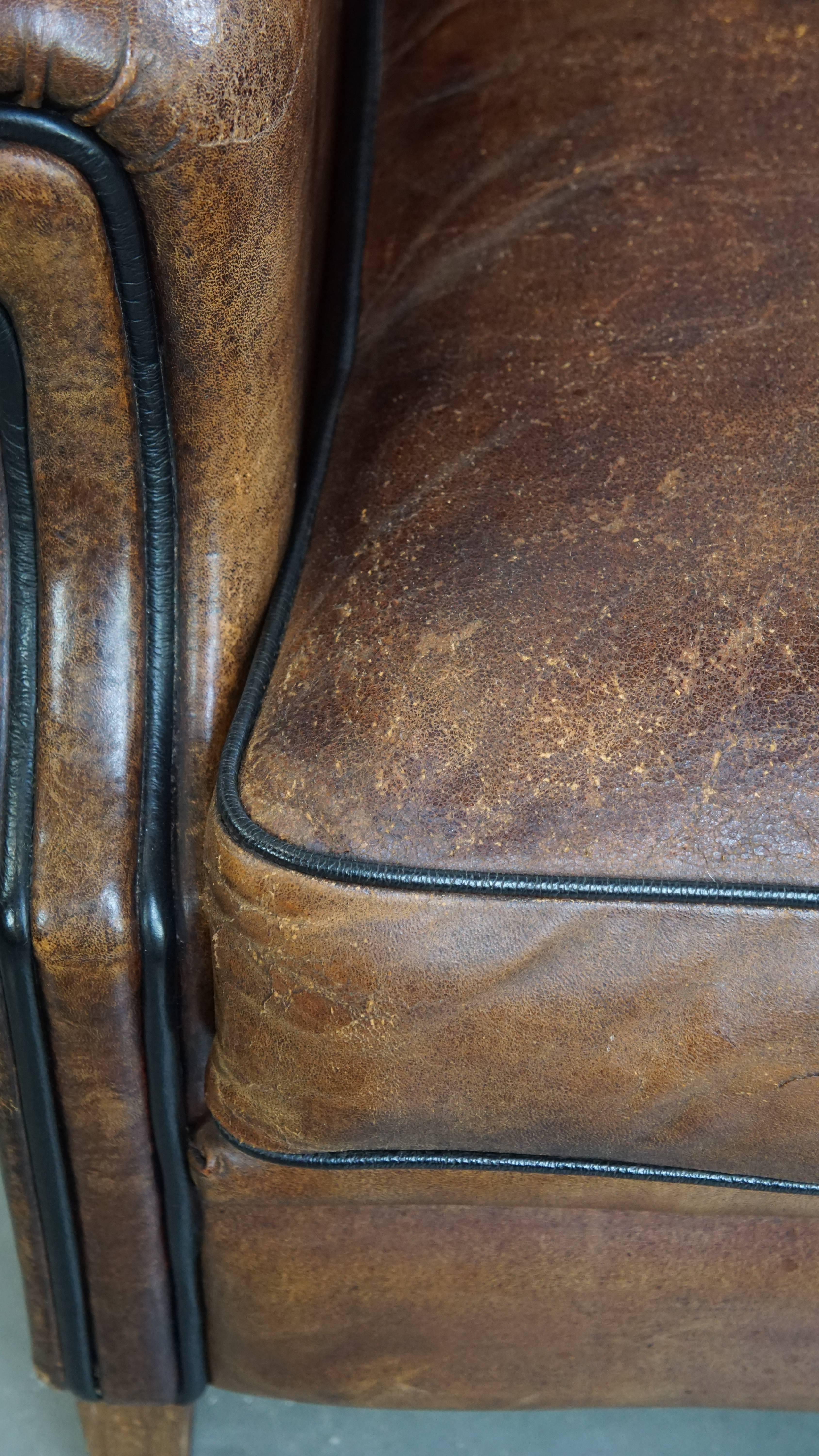 Fauteuil à dossier en cuir de mouton avec passepoil noir en vente 6