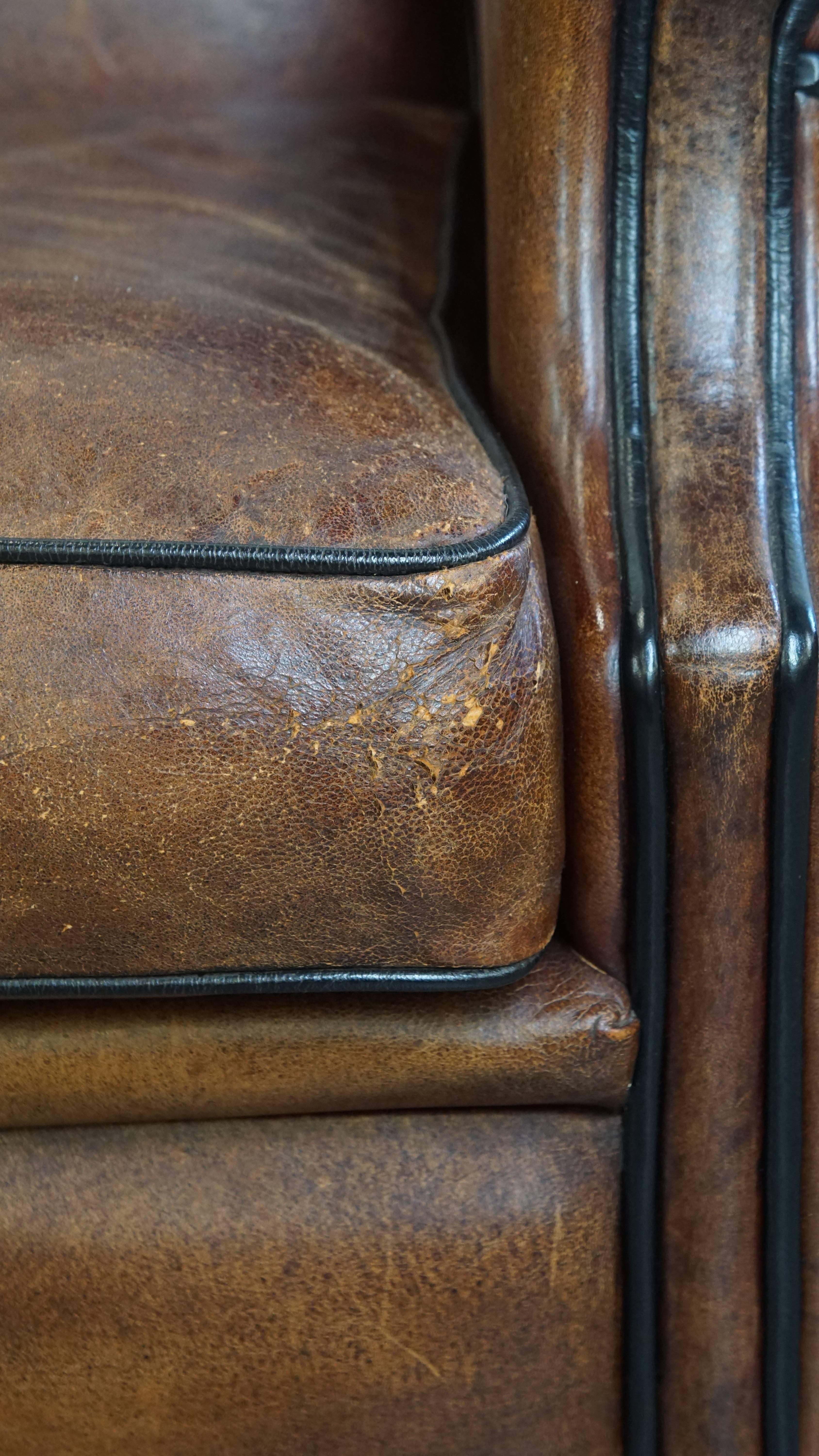 Fauteuil à dossier en cuir de mouton avec passepoil noir en vente 7