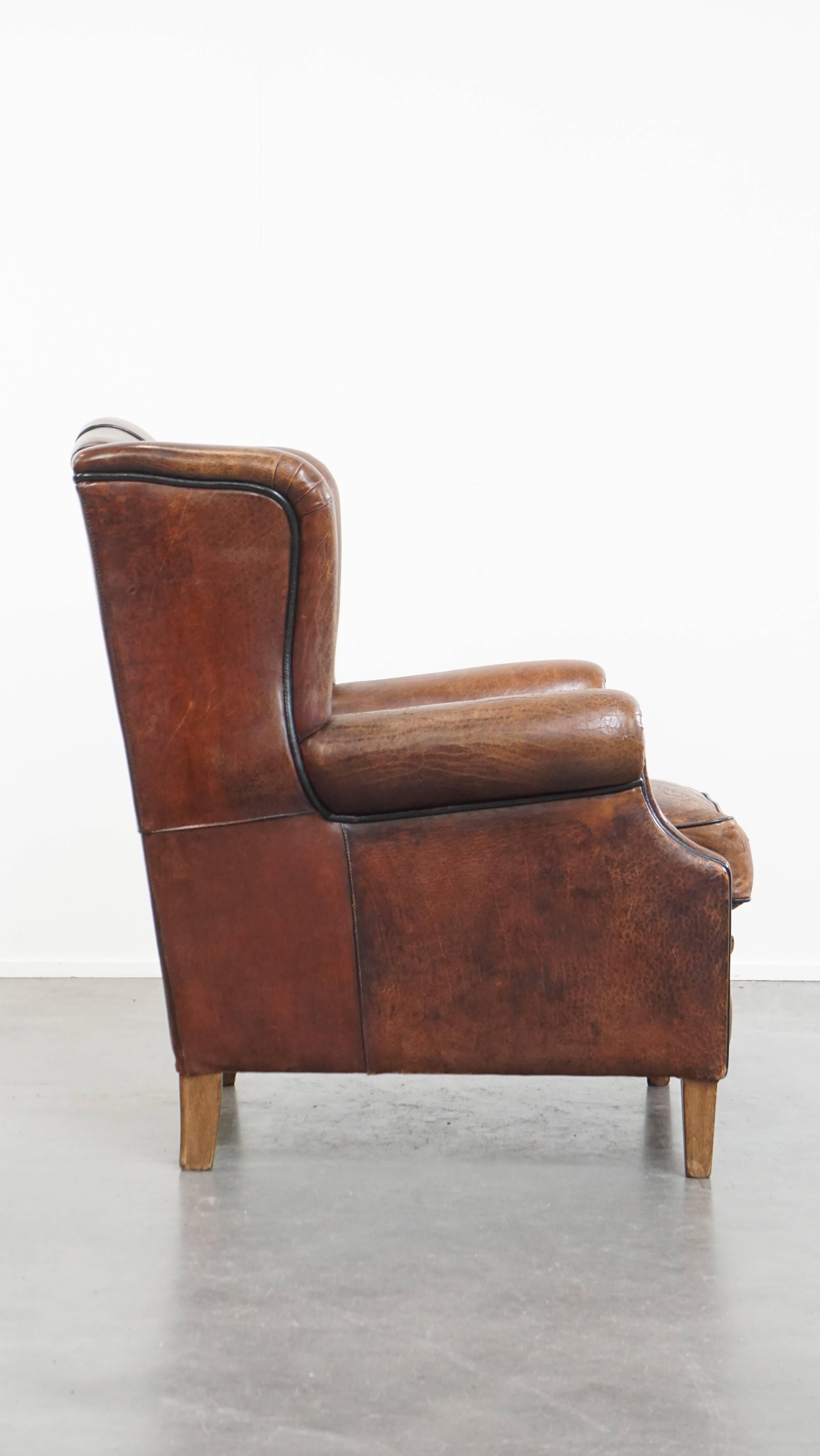 Romain classique Fauteuil à dossier en cuir de mouton avec passepoil noir en vente
