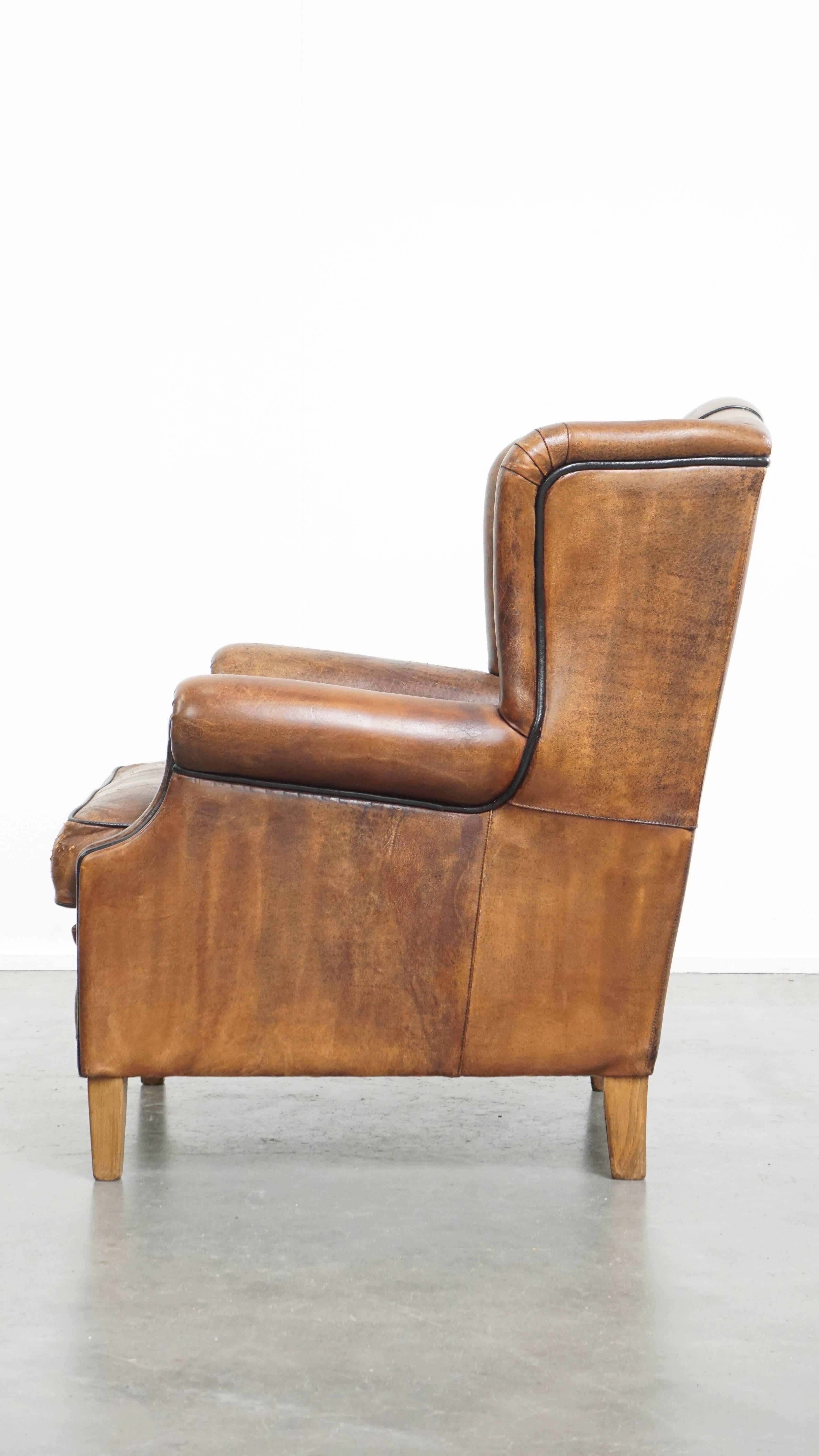 Fauteuil à dossier en cuir de mouton avec passepoil noir État moyen - En vente à Harderwijk, NL