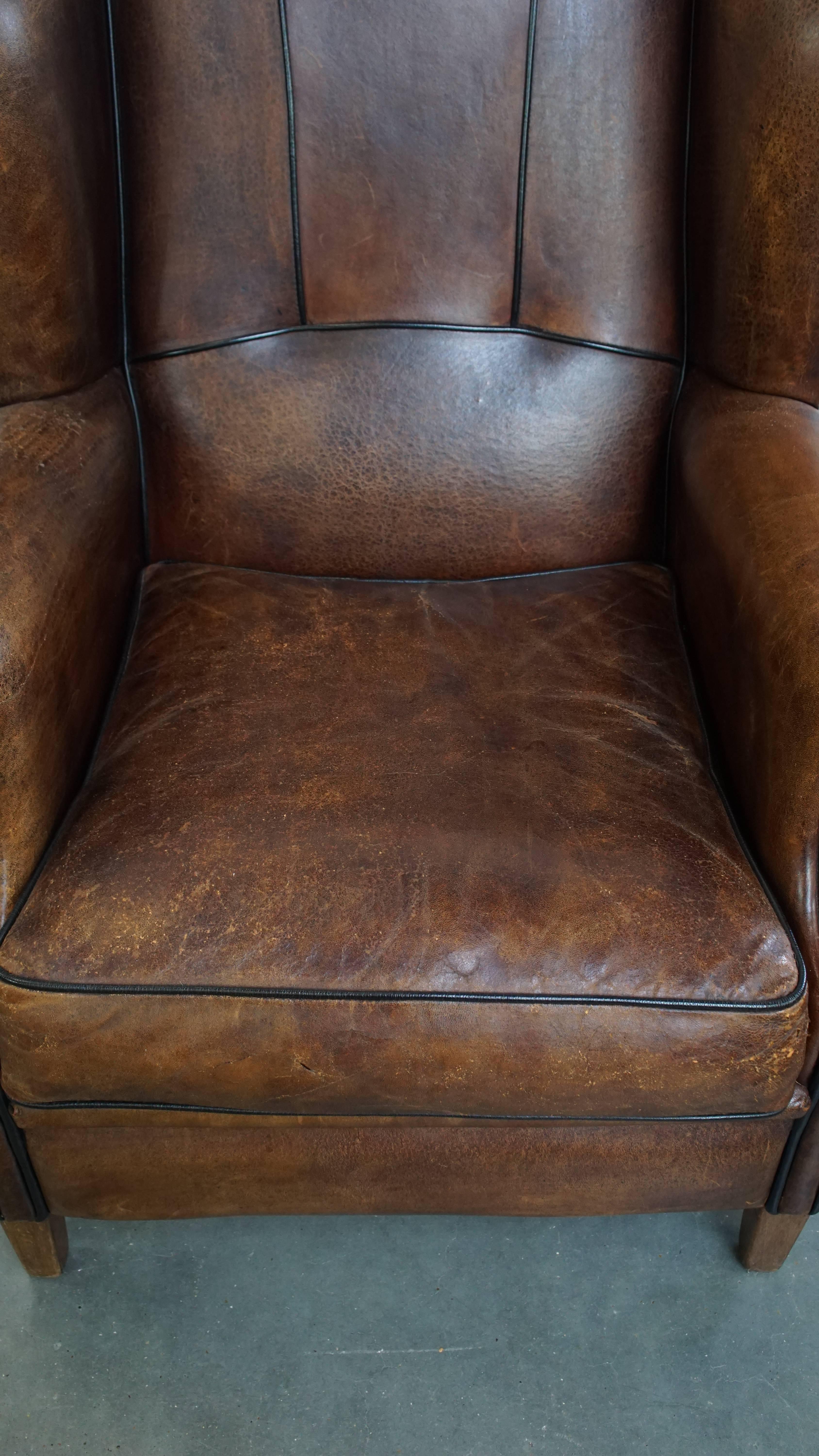 20ième siècle Fauteuil à dossier en cuir de mouton avec passepoil noir en vente