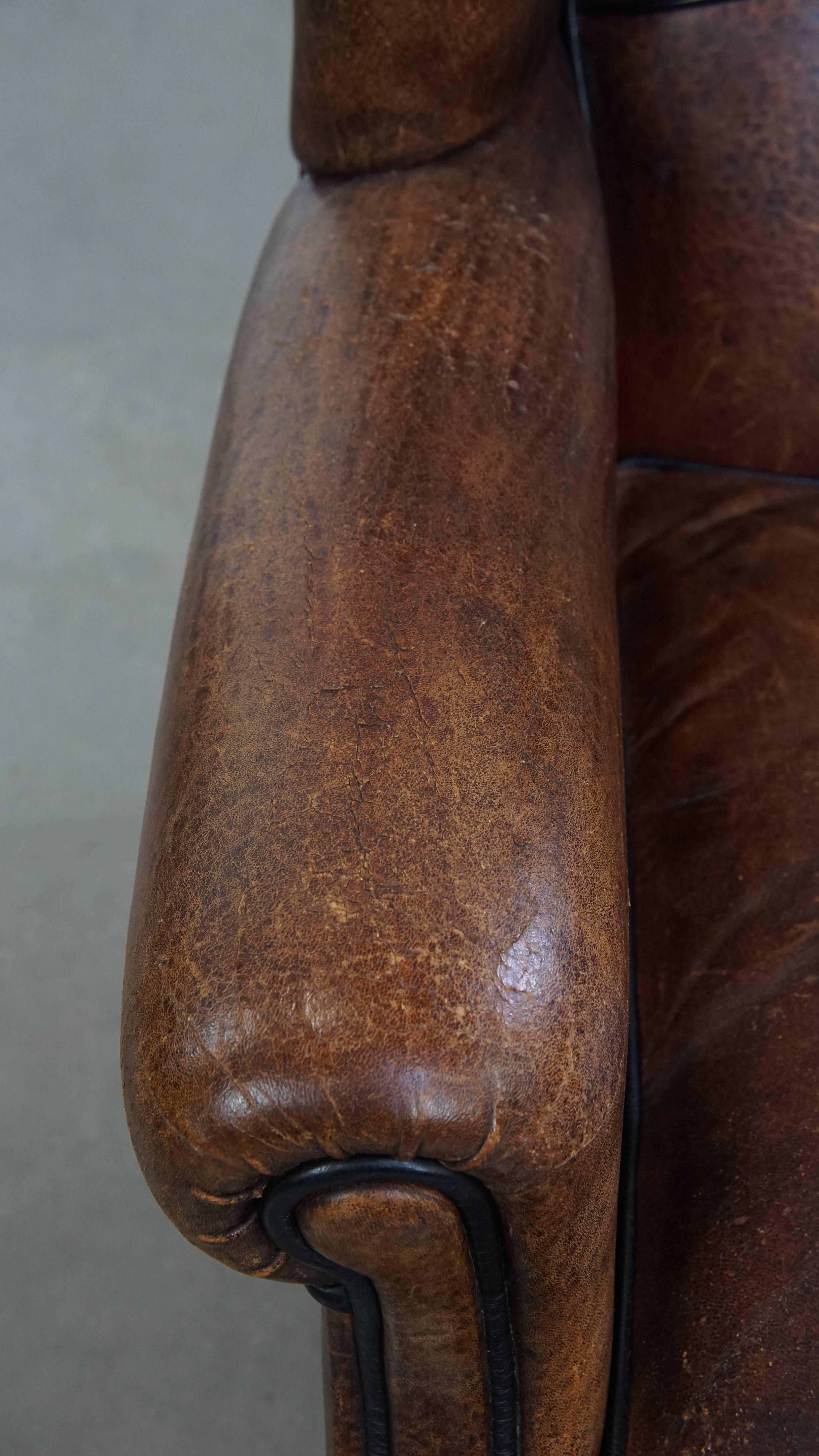 Cuir Fauteuil à dossier en cuir de mouton avec passepoil noir en vente