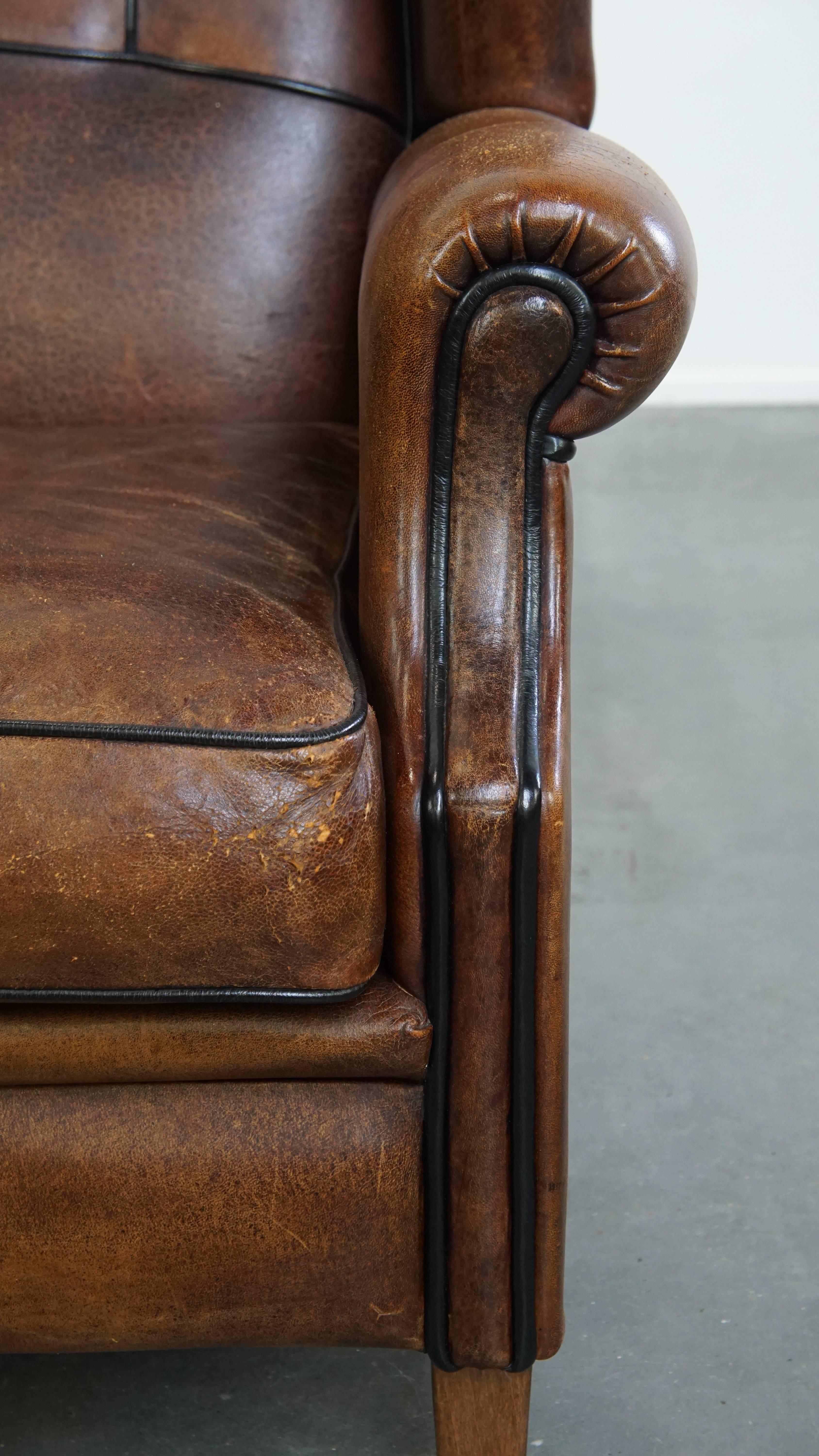 Fauteuil à dossier en cuir de mouton avec passepoil noir en vente 2