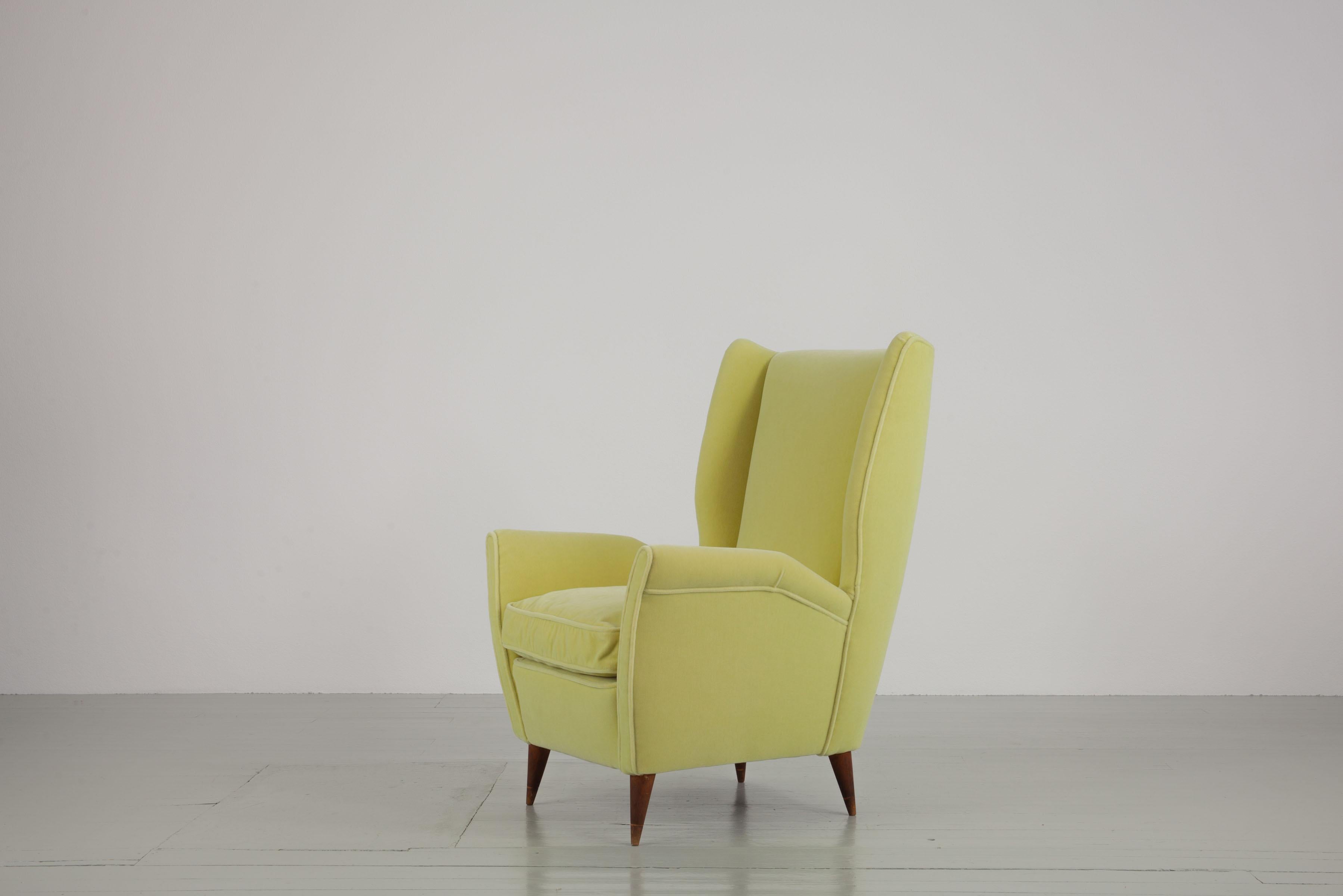 Sedia Wingback gialla italiana, prodotta da I.S.A. Bergamo, anni '50 5