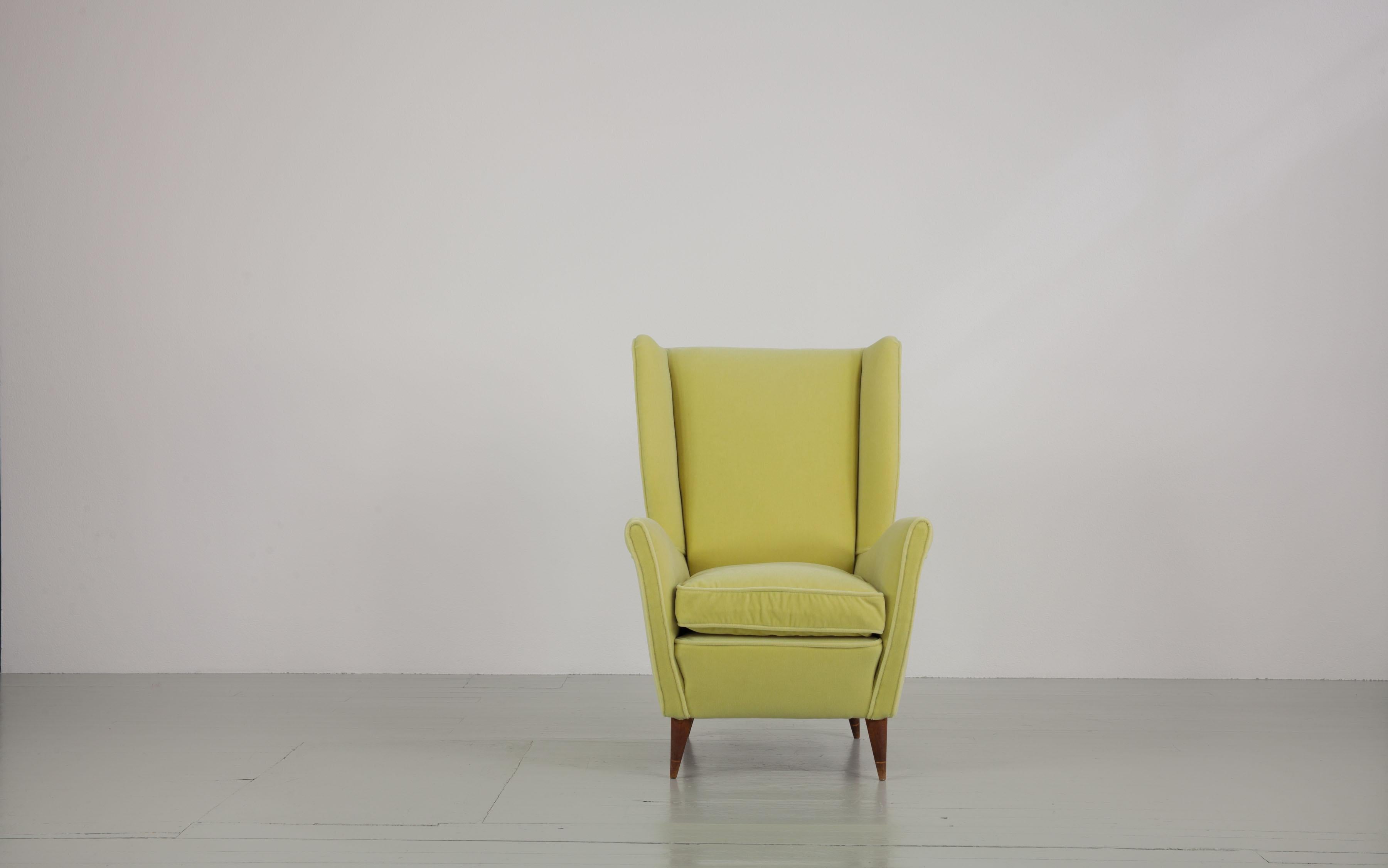 Sedia a dondolo, prodotta da I.S.A. Bergamo, Italia, anni Cinquanta. Rivestito con tessuto mohair di Kvadrat - 