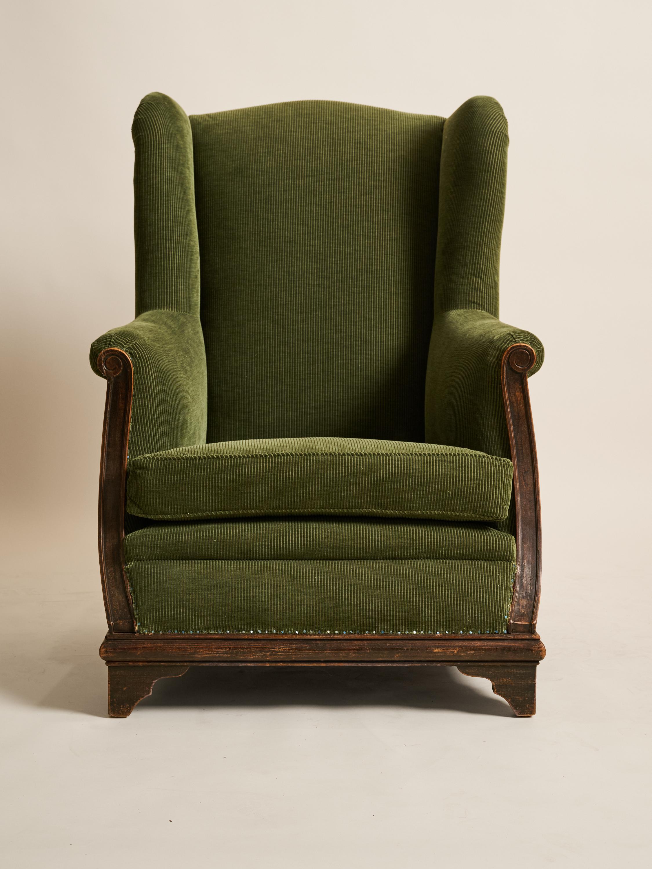 Cette paire de fauteuils Wingback Art déco français, vers 1930-1940, est parfaitement imparfaite, car les fauteuils déconstruits exposent l'encadrement et la construction du dossier tout en offrant une assise confortable. Ces élégants fauteuils à