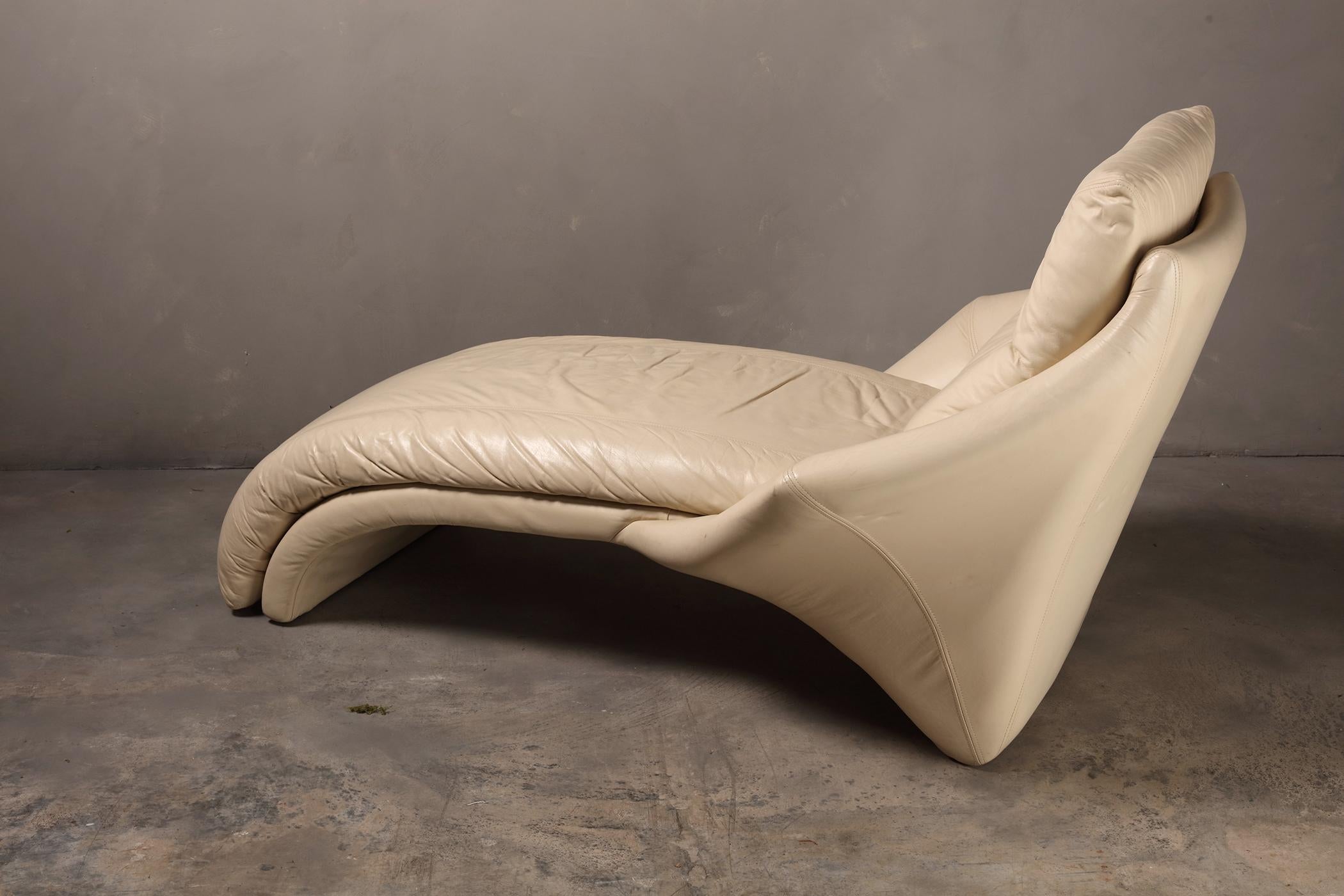 Italian cream leather wingback chaise lounge circa 1970s great piece for any room in the house with organic, modern and classic look. 