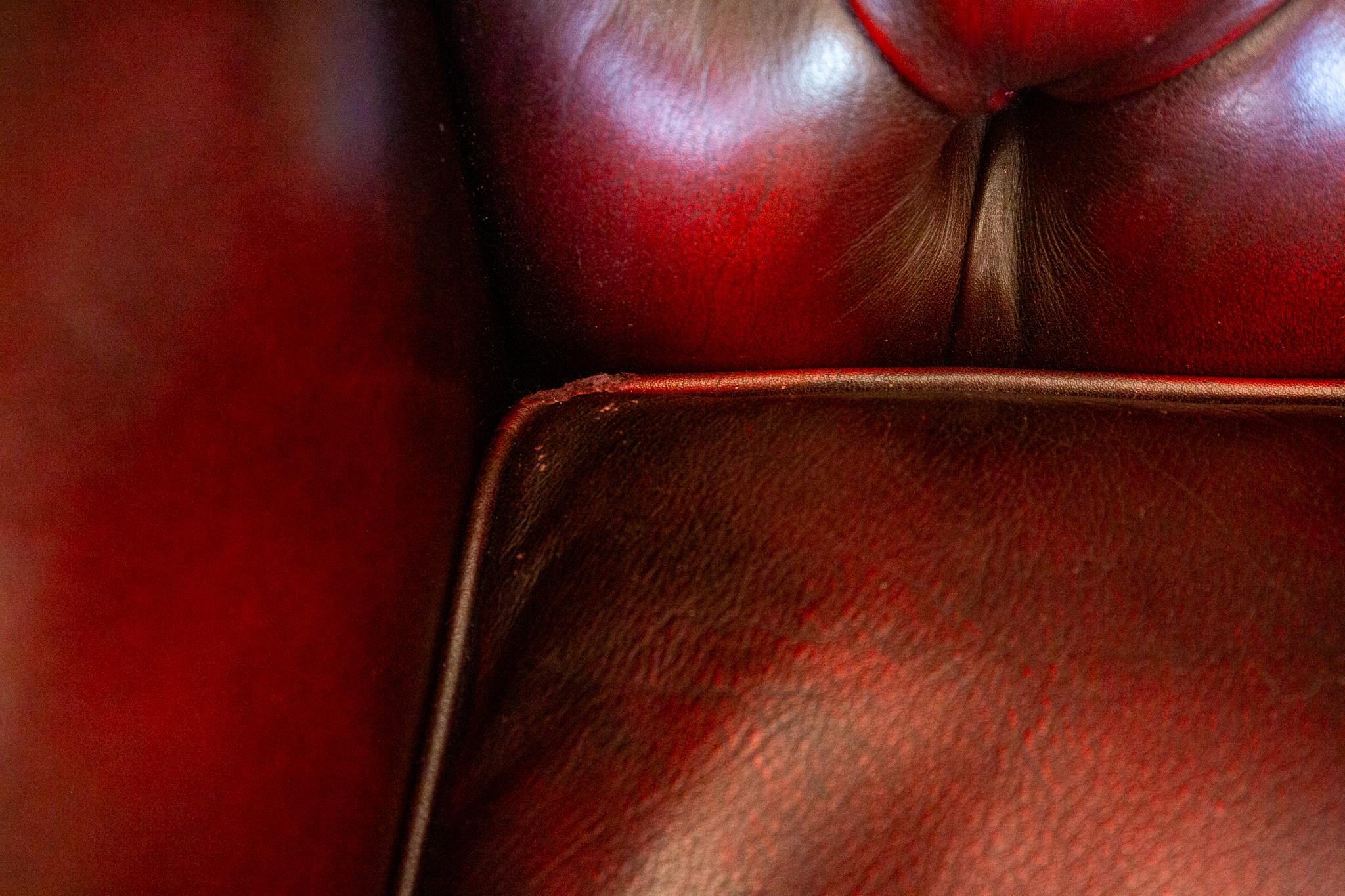 Fauteuil Chesterfield à dossier de style géorgien rouge sang-de-bœuf Harrods 1990 Fireside en vente 12