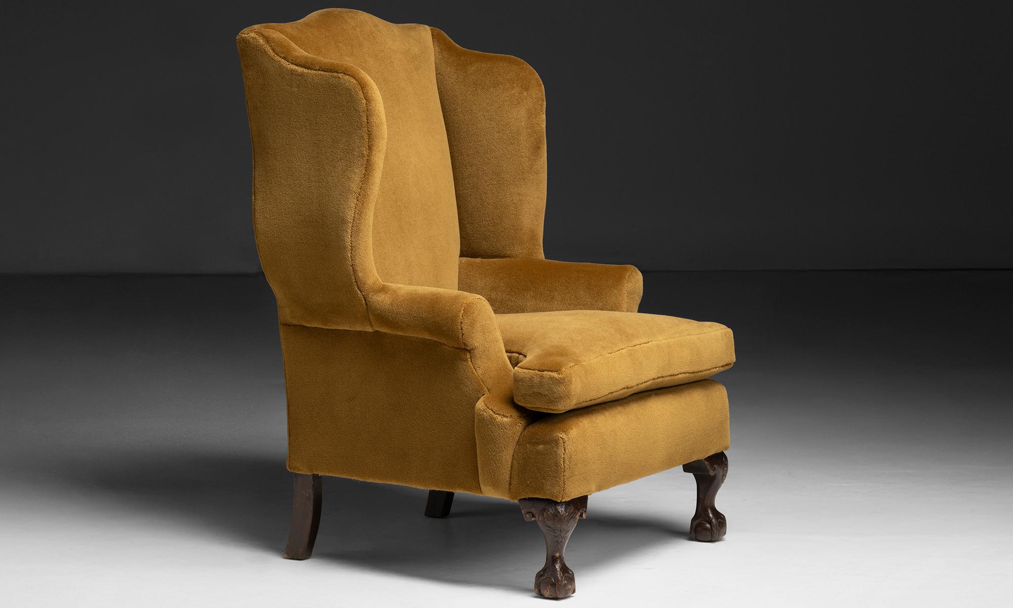 Début du 20ème siècle Wingback in Pierre Frey Velvet, England circa 1900 en vente