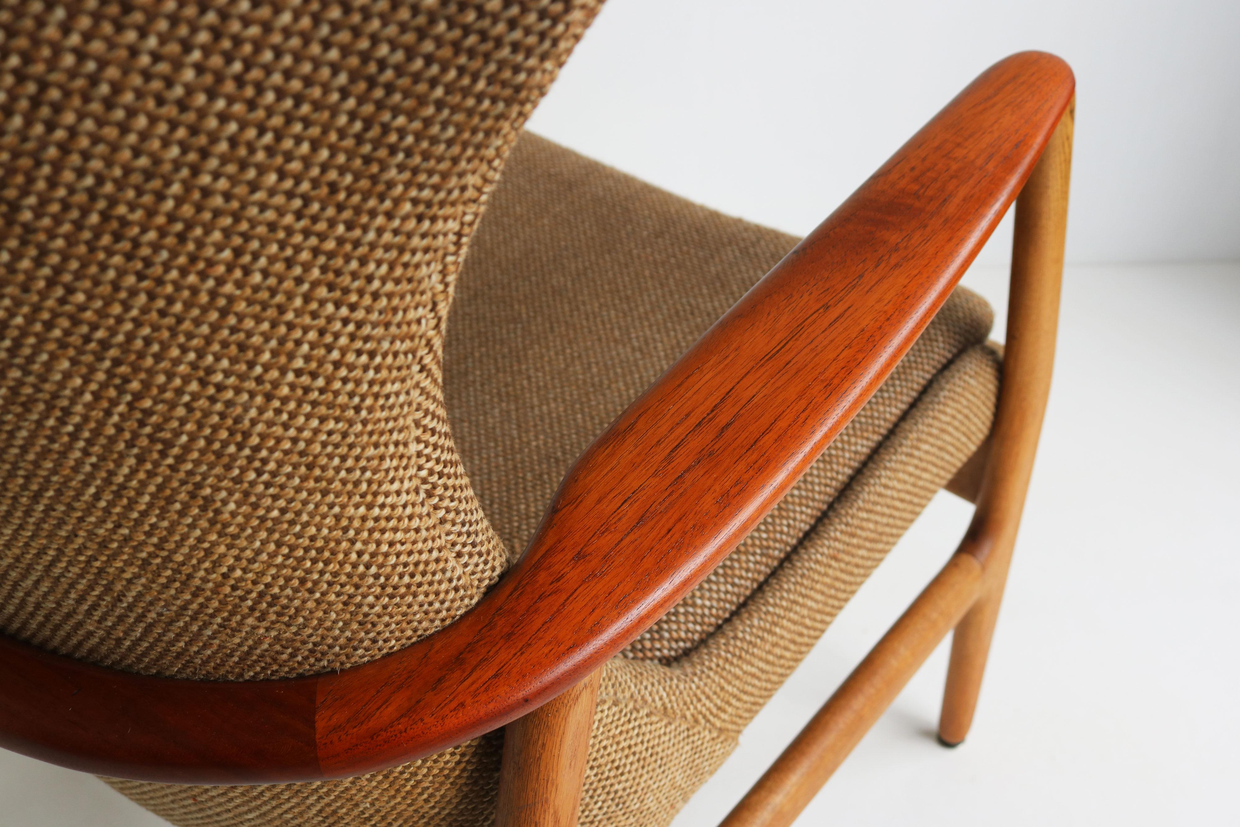 Scopri un'eleganza senza tempo con questa poltrona Aksel Bender Madsen Wingback Lounge Chair per Bovenkamp, un capolavoro degli anni '50 che incarna il design moderno olandese di metà secolo. Realizzata con una meticolosa attenzione ai dettagli, la