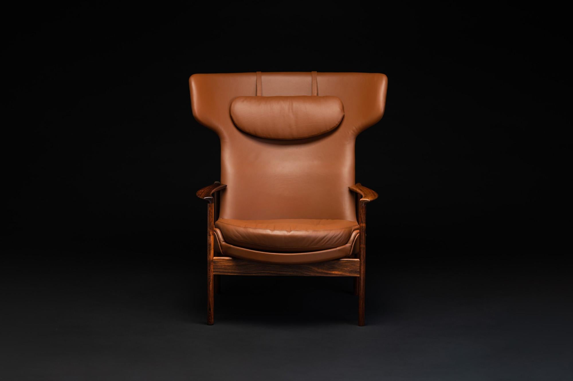 Sillón reclinable diseñado por Ib Kofod-Larsen en 1974 para Fröscher KG en Alemania. El marco de palisandro está bellamente detallado y totalmente restaurado. La piel y el relleno se han renovado por completo en piel semianilina marrón coñac de alta