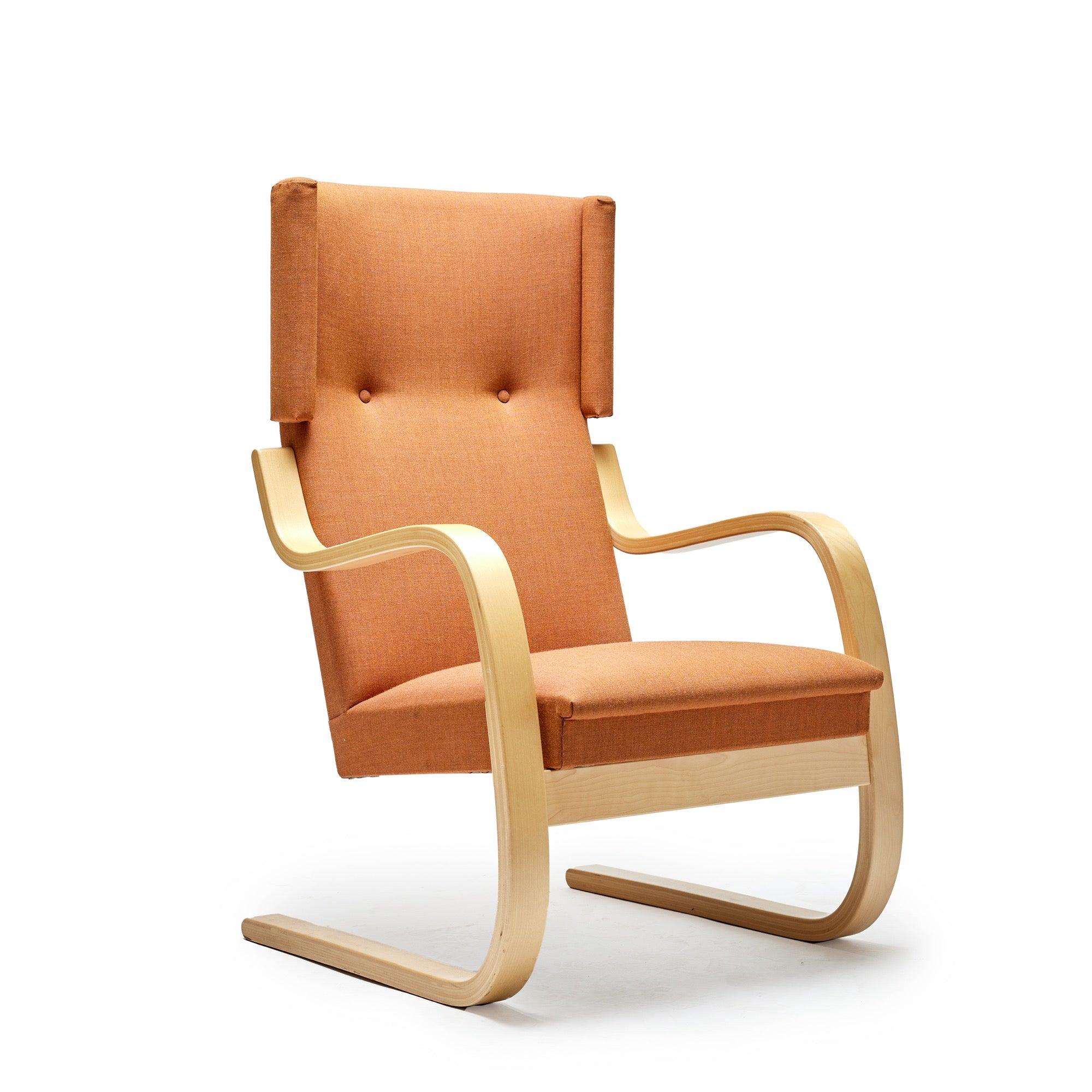 Un raro y escultural sillón de salón con respaldo alto y armazón de abedul laminado en voladizo.