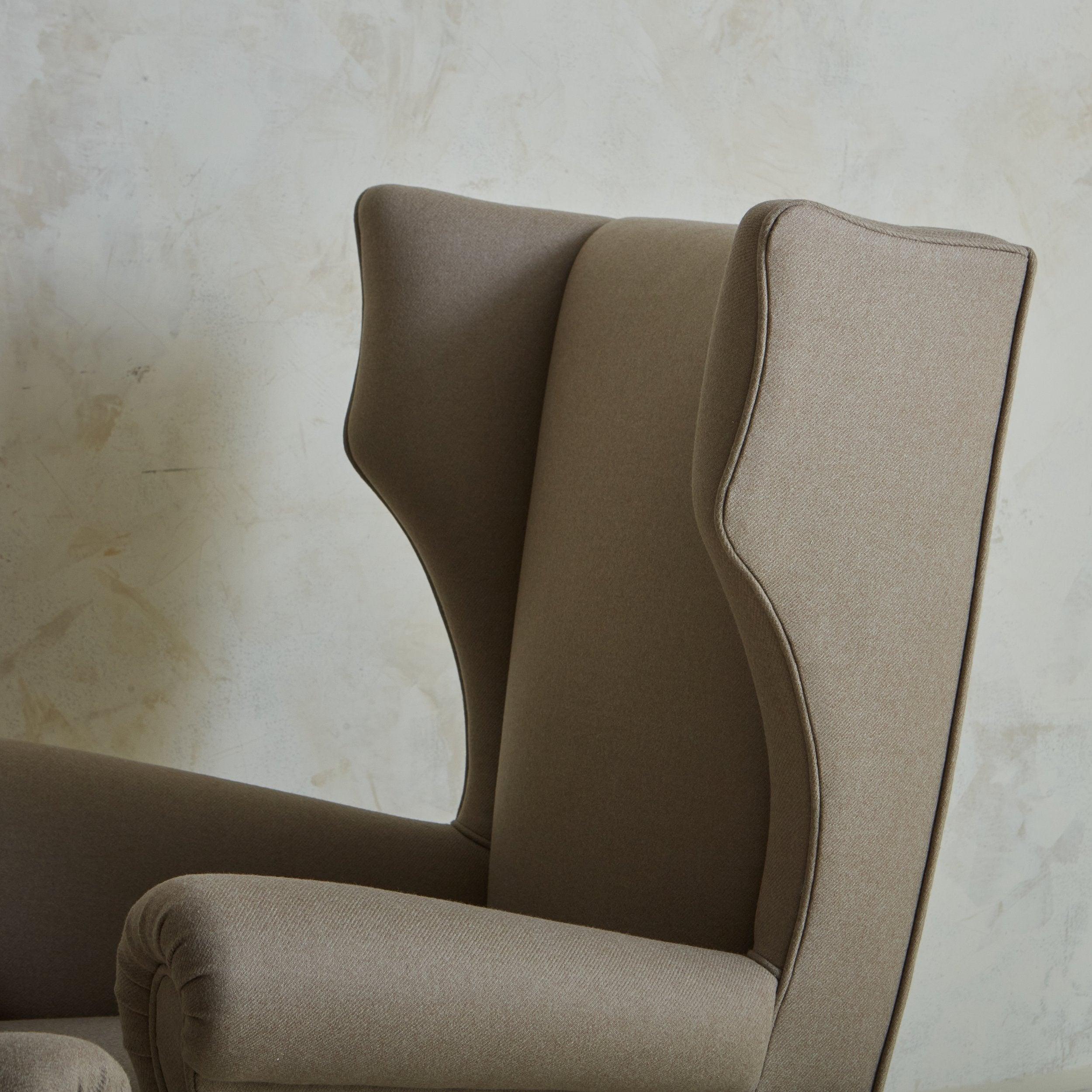 Wingback Lounge Chair in the Style of Paolo Buffa, Italy 1960s For Sale 4
