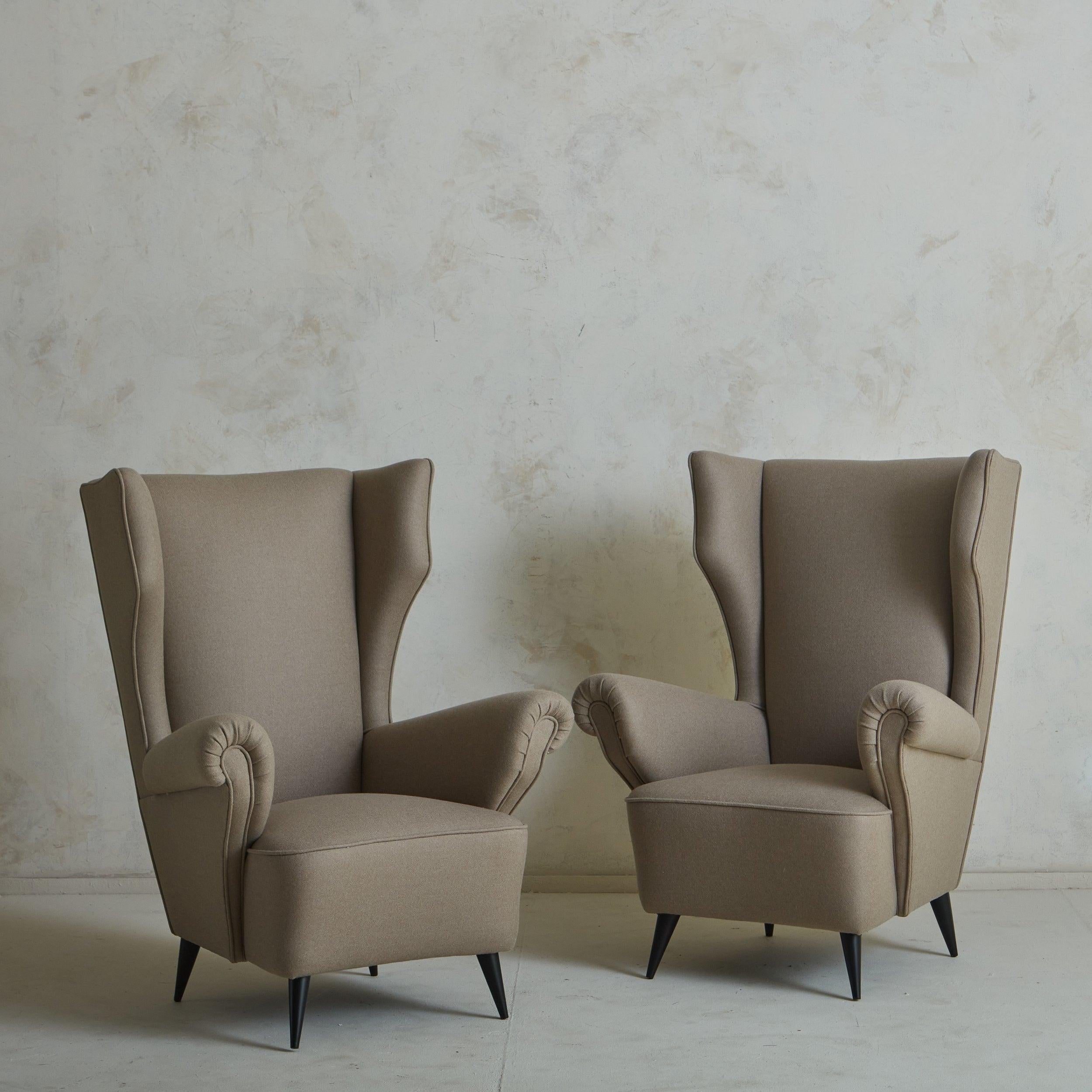 Mid-Century Modern Wingback Lounge Chair in the Style of Paolo Buffa, Italy 1960s For Sale