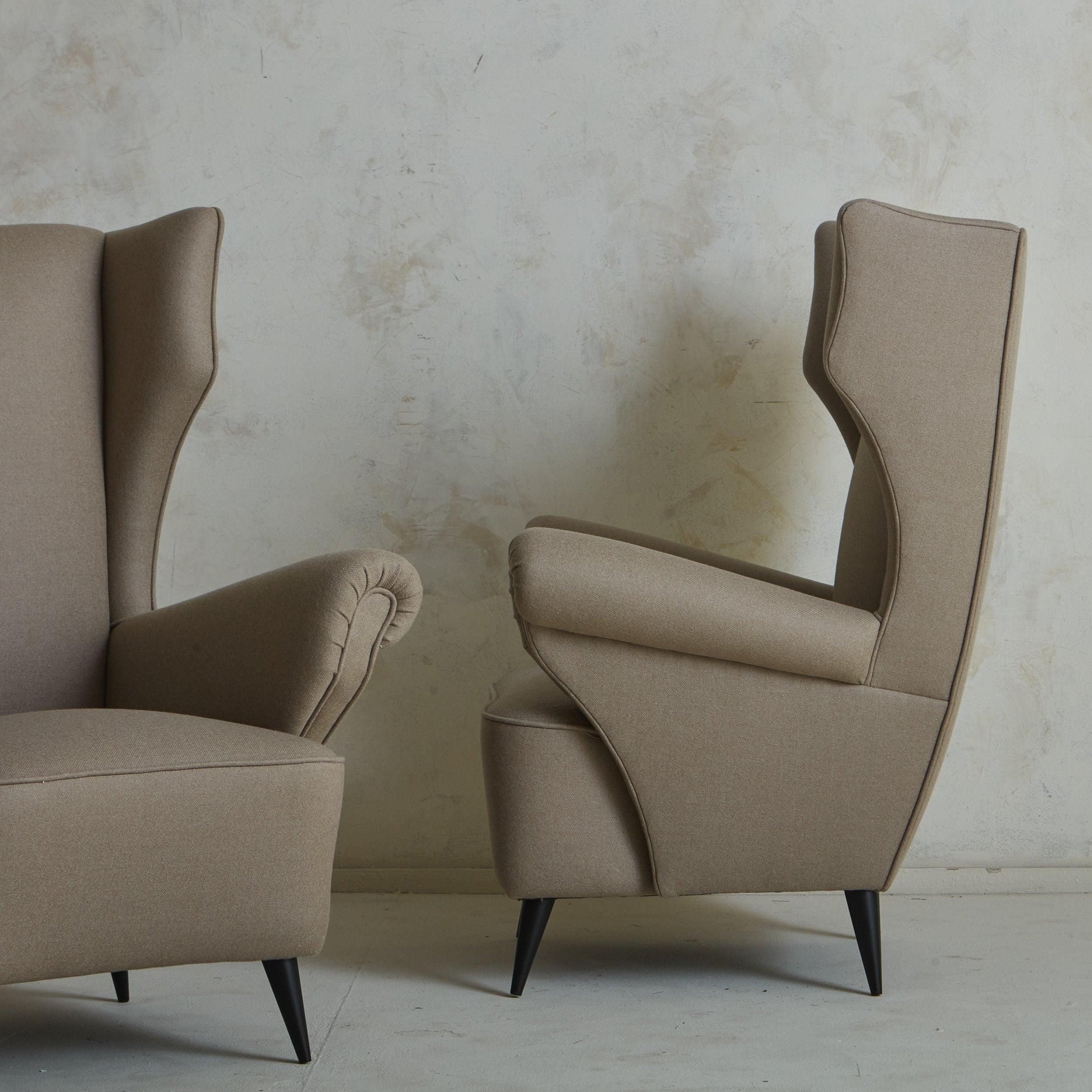 Italian Wingback Lounge Chair in the Style of Paolo Buffa, Italy 1960s For Sale