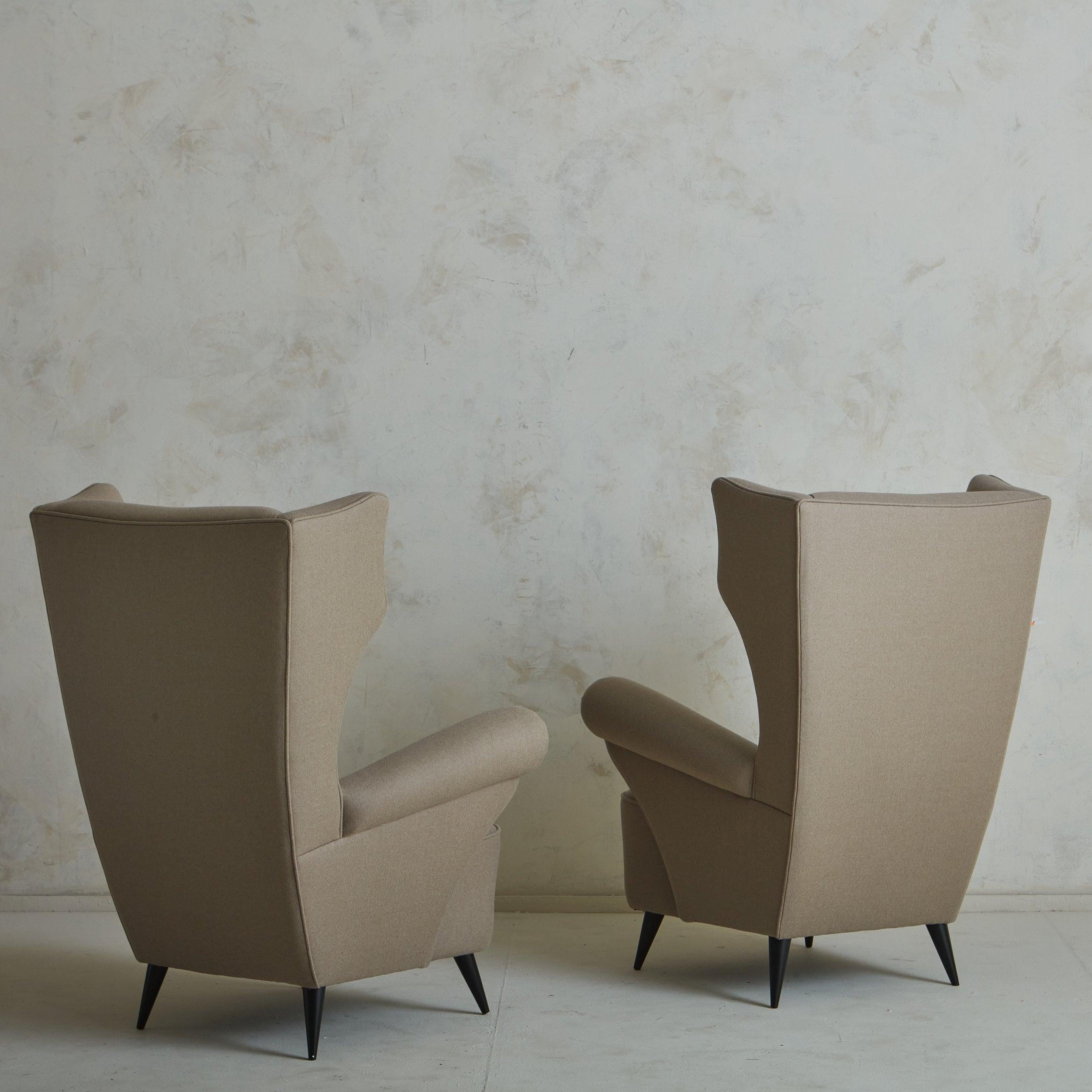 Wingback Lounge Chair in the Style of Paolo Buffa, Italy 1960s In Excellent Condition For Sale In Chicago, IL