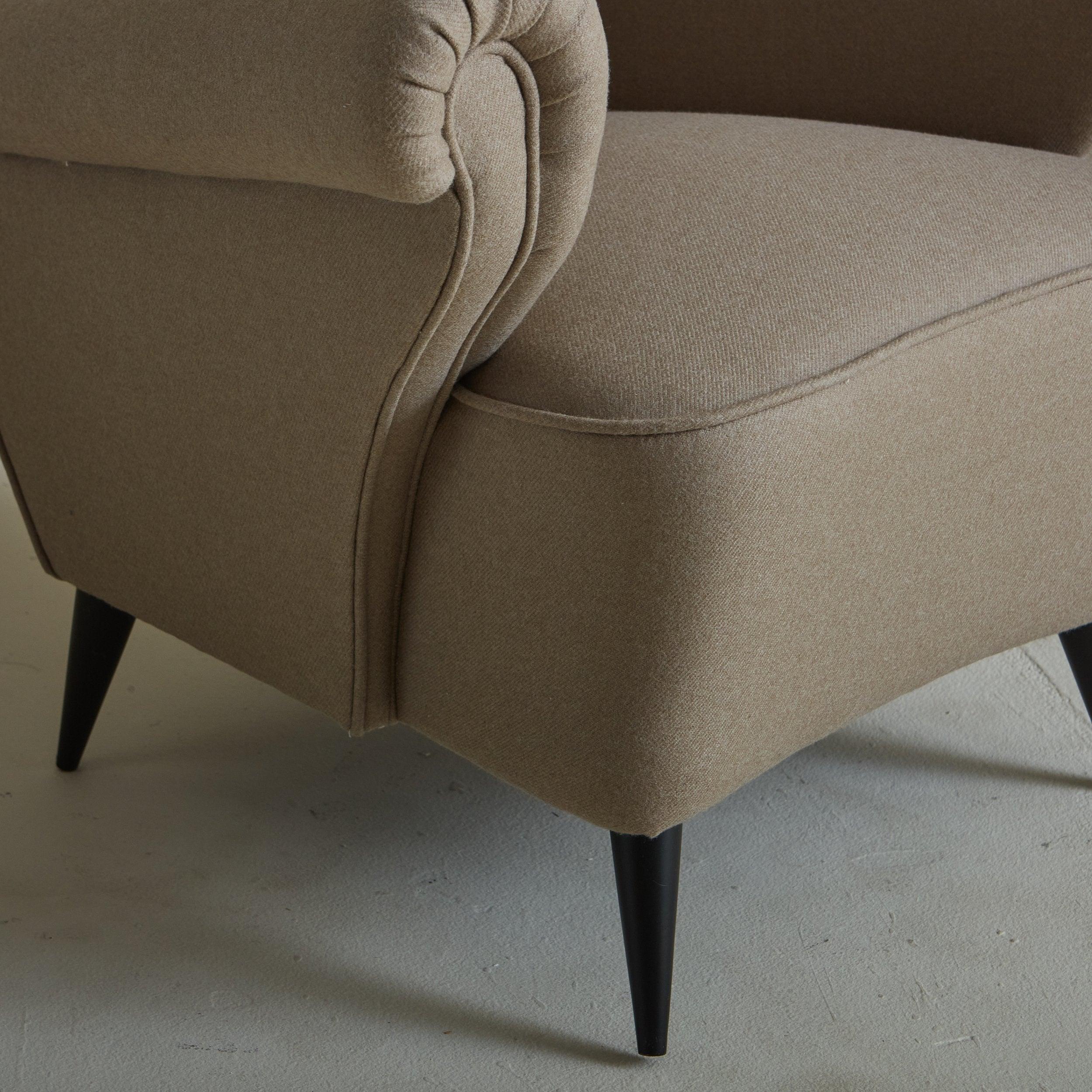 Wingback Lounge Chair in the Style of Paolo Buffa, Italy 1960s For Sale 1