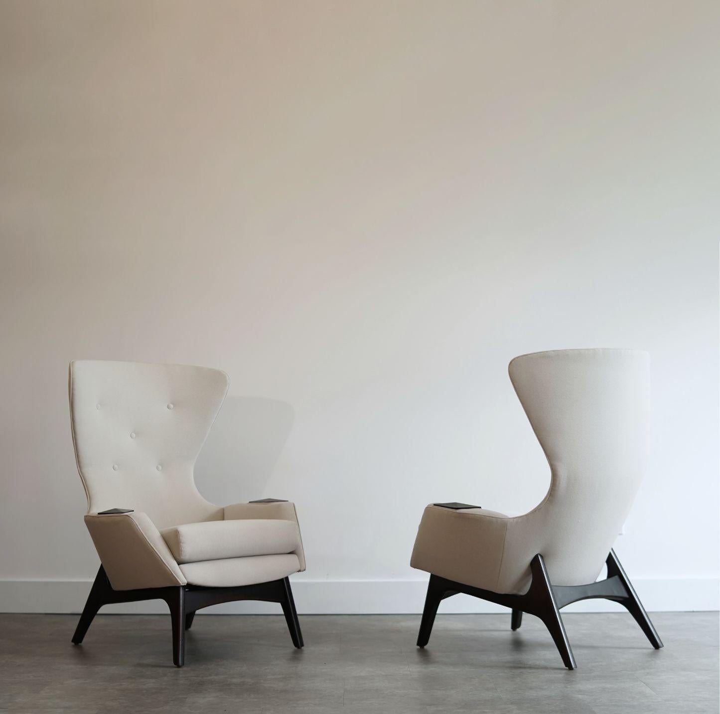 Set di sedie vintage wingback di Adrian Pearsall per Craft Associates, 1950-1959 circa. Queste sedie iconiche sono caratterizzate da basi in noce scolpite e dettagli drammatici dei braccioli, rifiniti in una ricca tonalità di espresso. Completamente