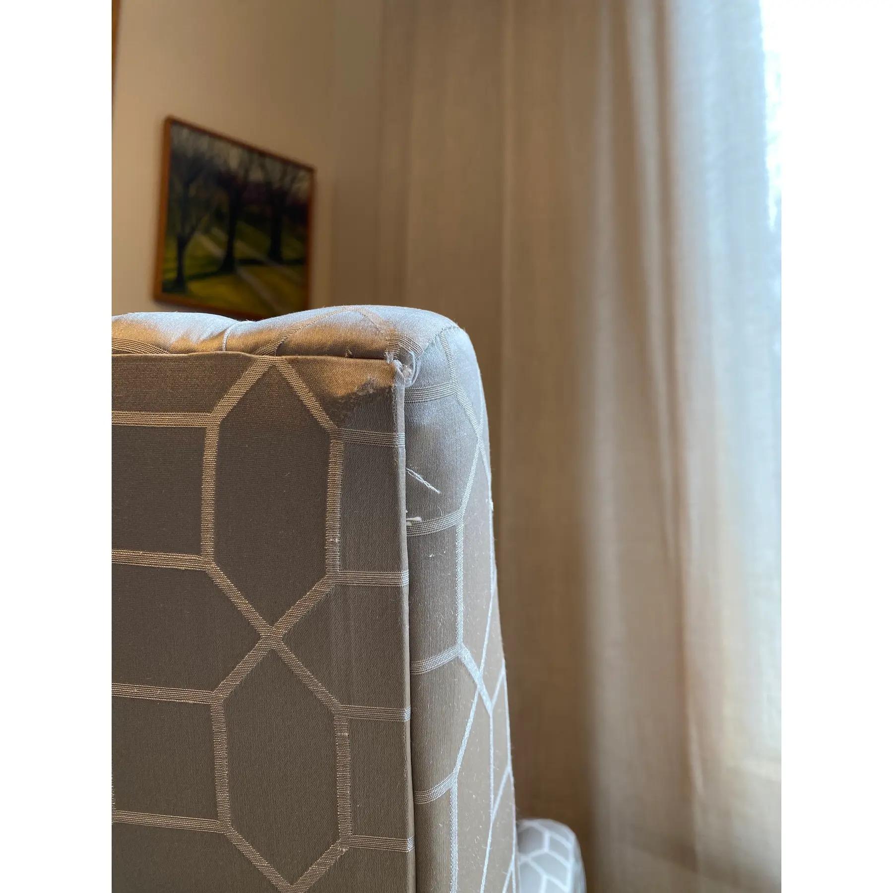 Sedie con gonna in stile Wingback, una coppia in vendita 4