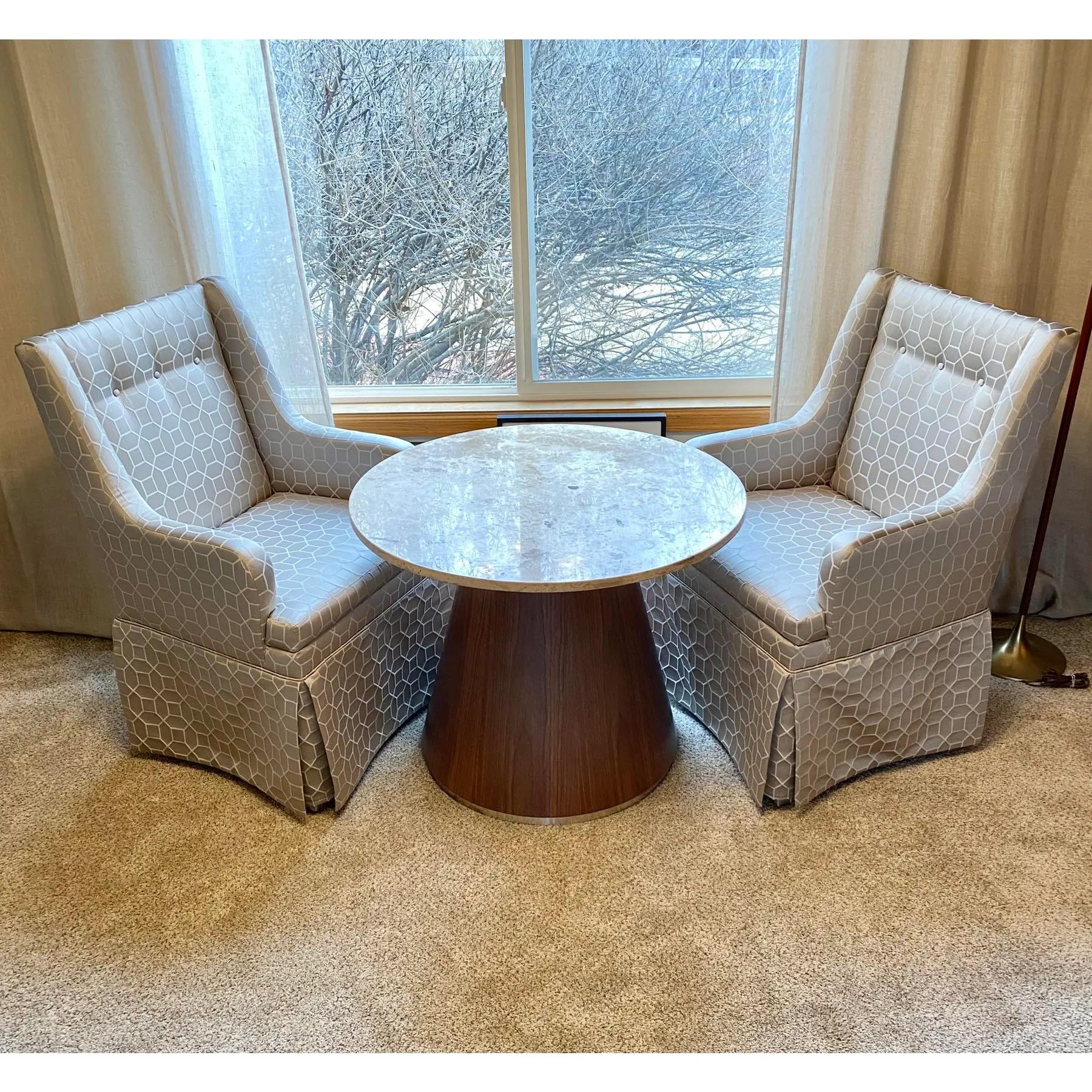 Hollywood Regency Sedie con gonna in stile Wingback, una coppia in vendita