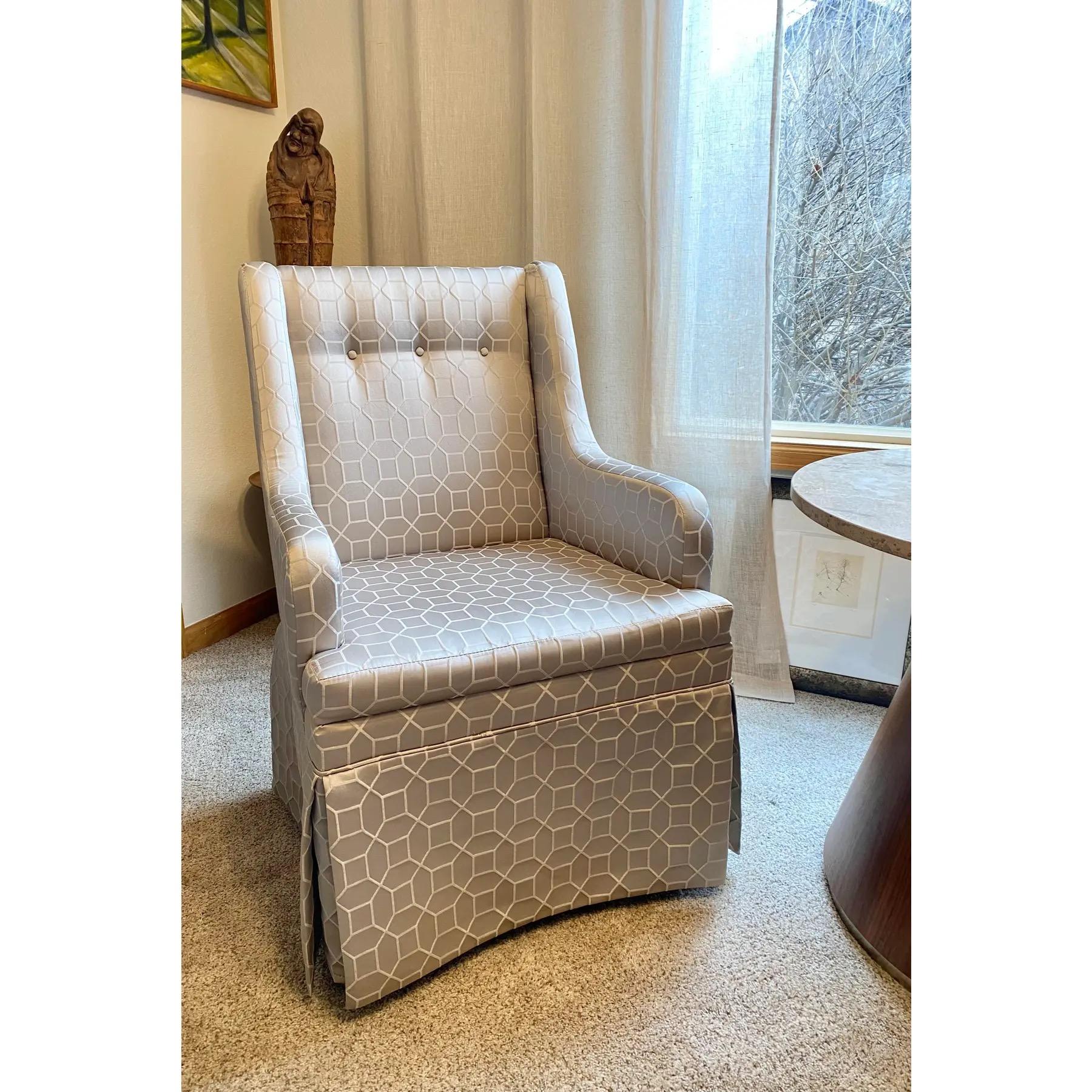 Sedie con gonna in stile Wingback, una coppia In condizioni buone in vendita a Round Top, TX