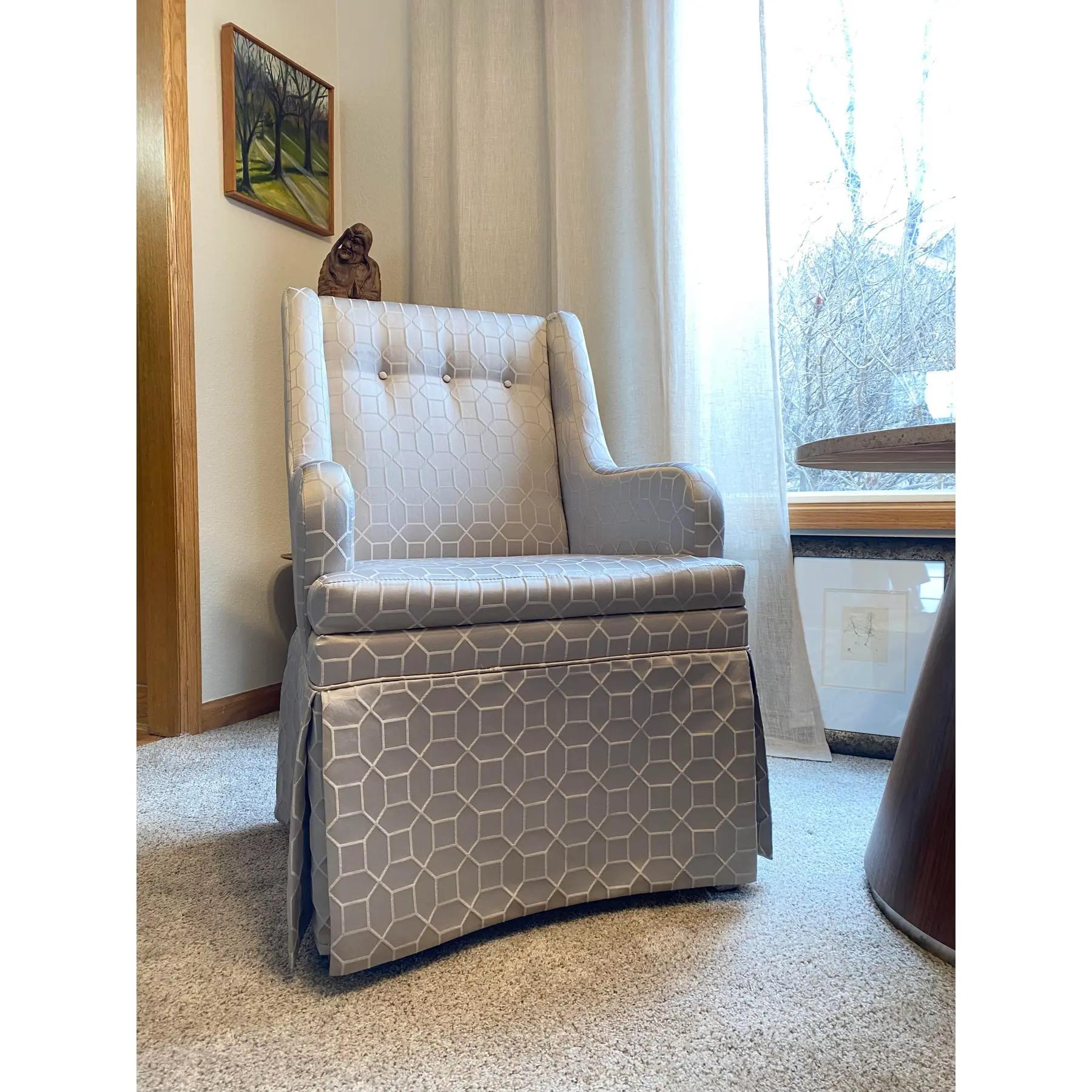 XX secolo Sedie con gonna in stile Wingback, una coppia in vendita