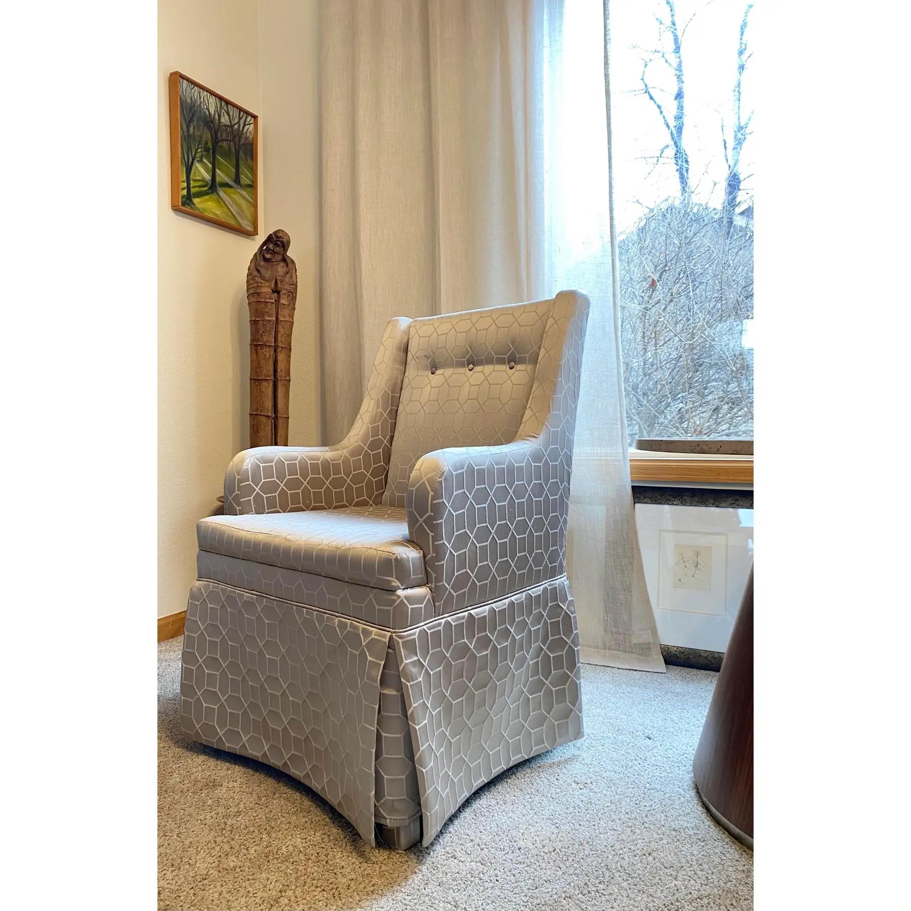 Tessile Sedie con gonna in stile Wingback, una coppia in vendita