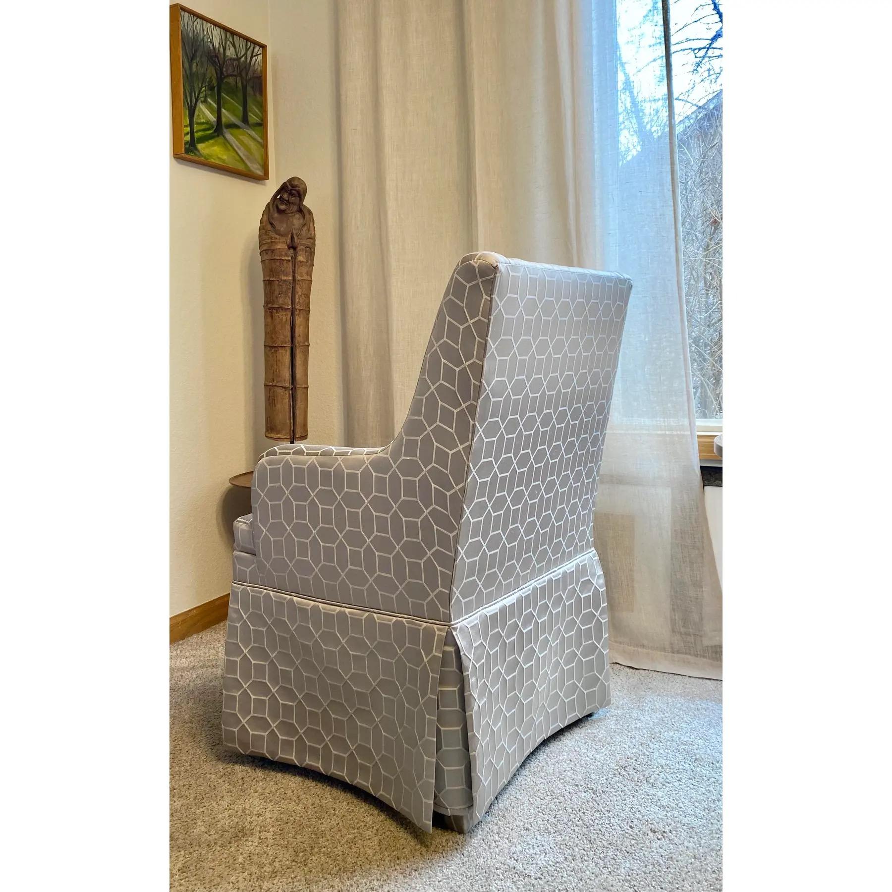 Sedie con gonna in stile Wingback, una coppia in vendita 1