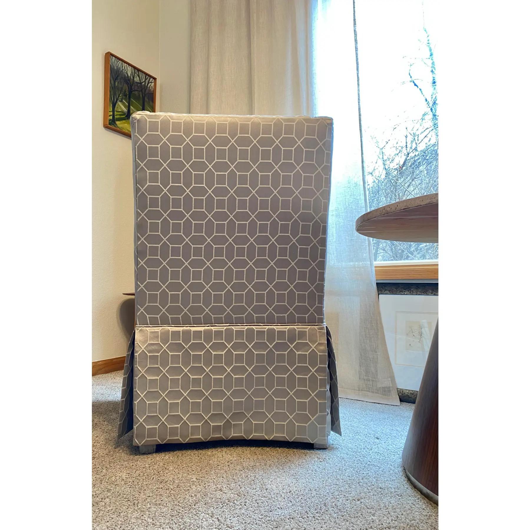 Sedie con gonna in stile Wingback, una coppia in vendita 2