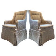 Paire de chaises à jupe de style Wingback