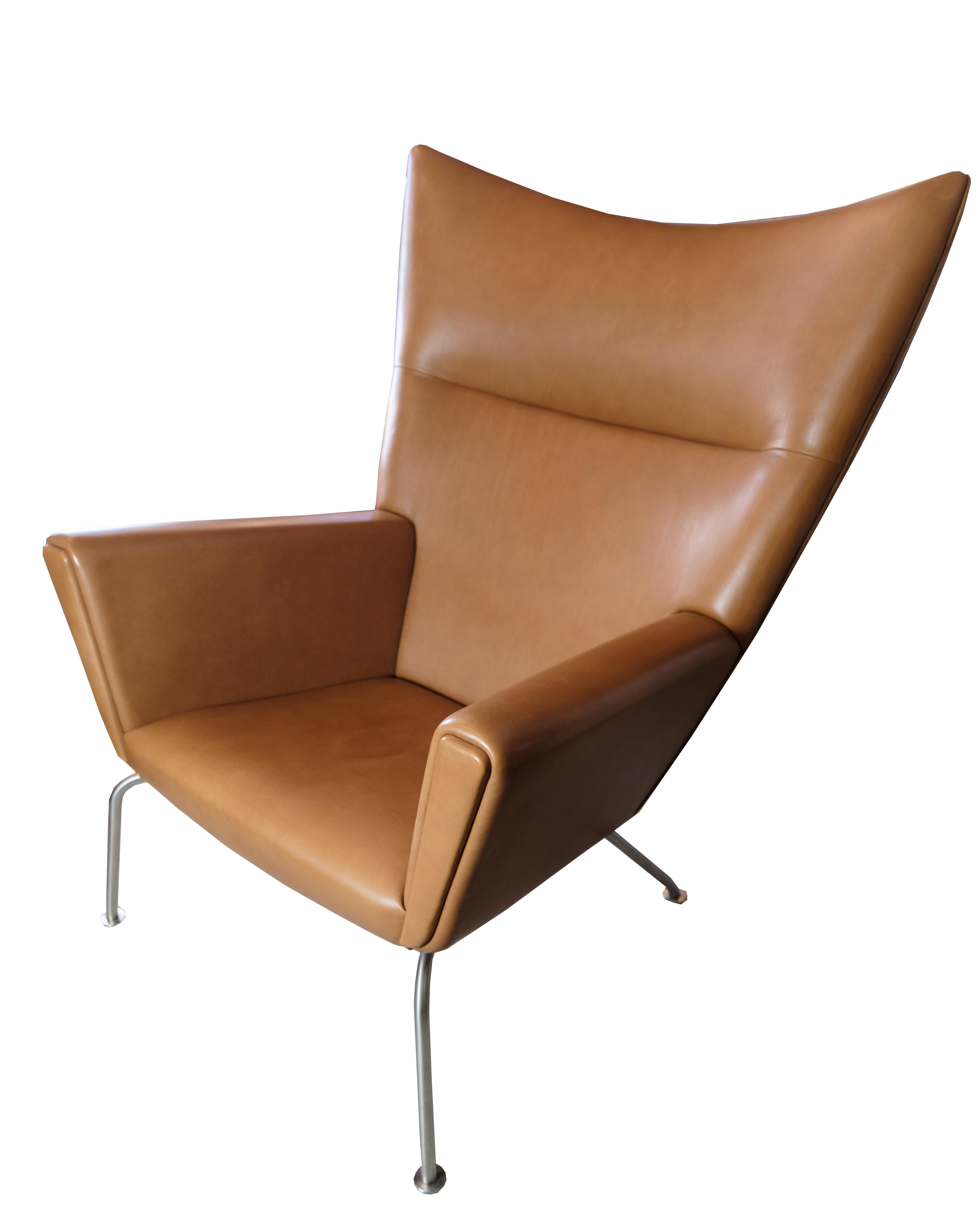 This armchair, known as Wingchair CH445, is a masterpiece of Danish design created by the renowned Hans J. Wegner in 1960 and produced by Carl Hansen & Søn. The chair is an icon in modern furniture design with its distinctive wing-shaped backrest