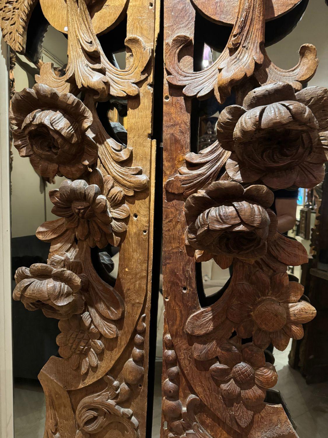 Sculpté à la main Anges ailés, très grande paire de panneaux, Flandres 17e siècle en vente