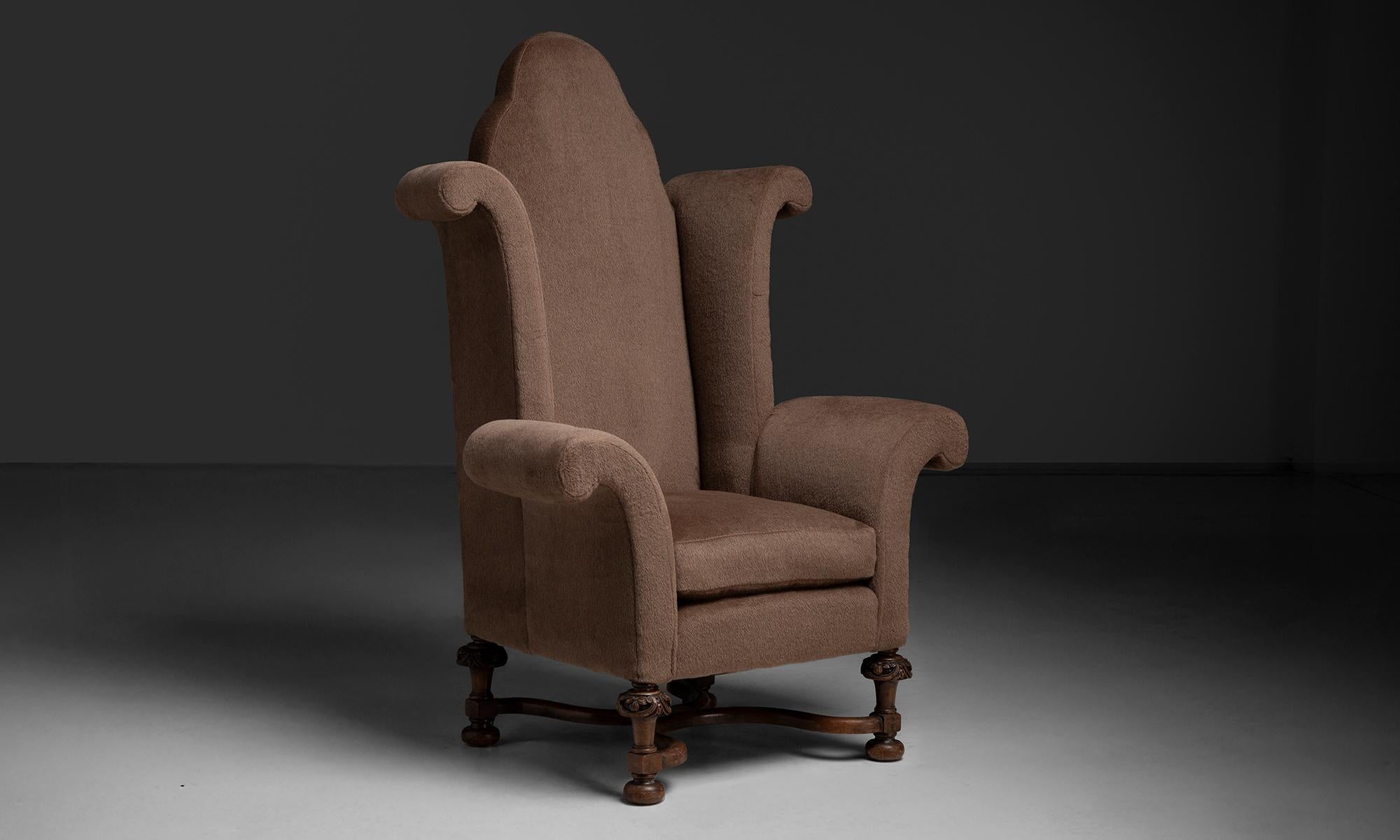 England, 1920
Massive armchair with unique form, newly upholstered in Rosemary Hallgarten alpaca wool.
41.25”w x 28”d x 59.75”h x 21”seat
Ref. CHAIR1358
$ 9,200
